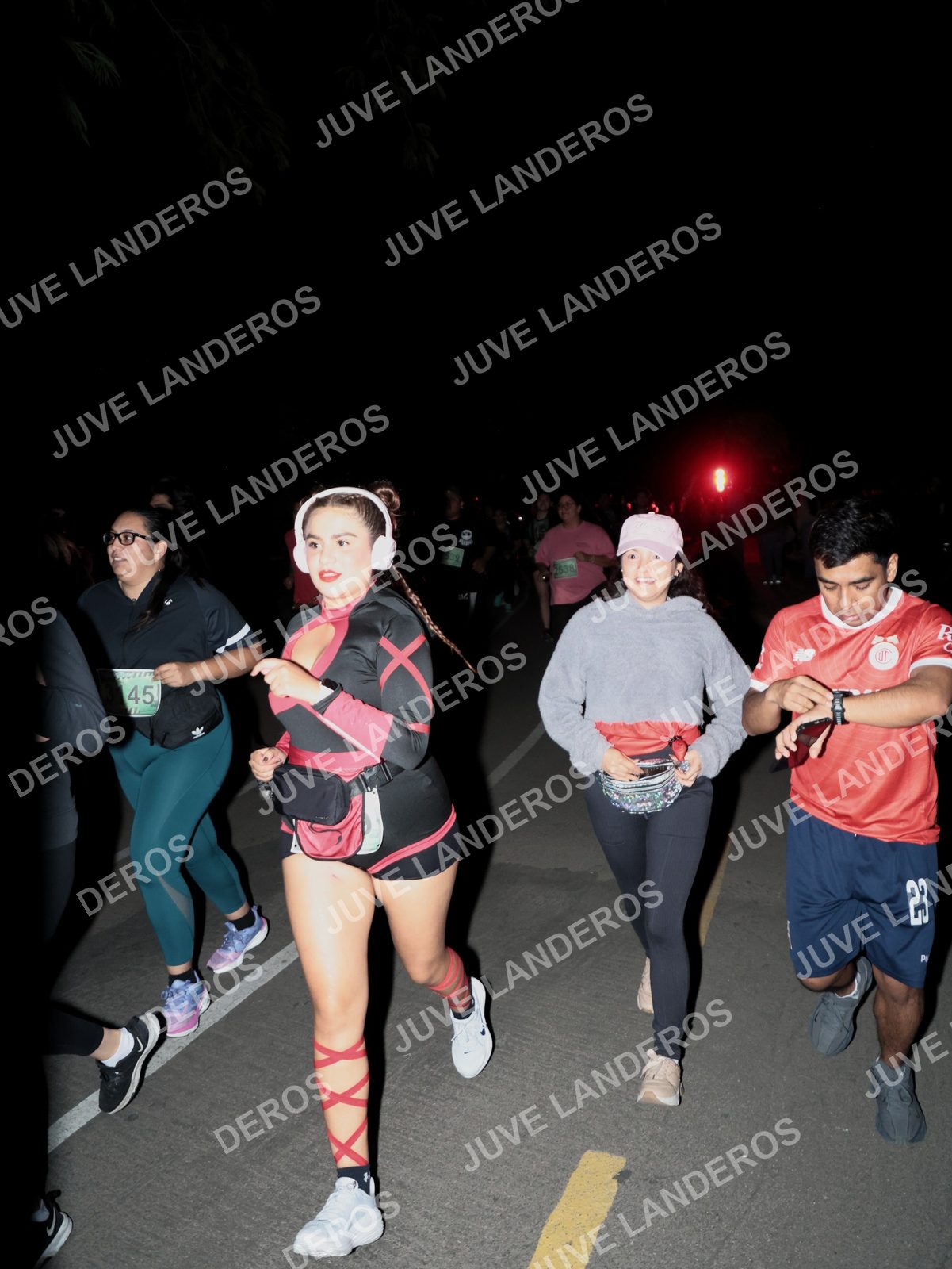 Foto de la Carrera Nocturna de Zombies Parque Metropolitano 2026 en Parque Metropolitano de Guadalajara, Zapopan, Jalisco a las 20:17 · dorsal 45, 23