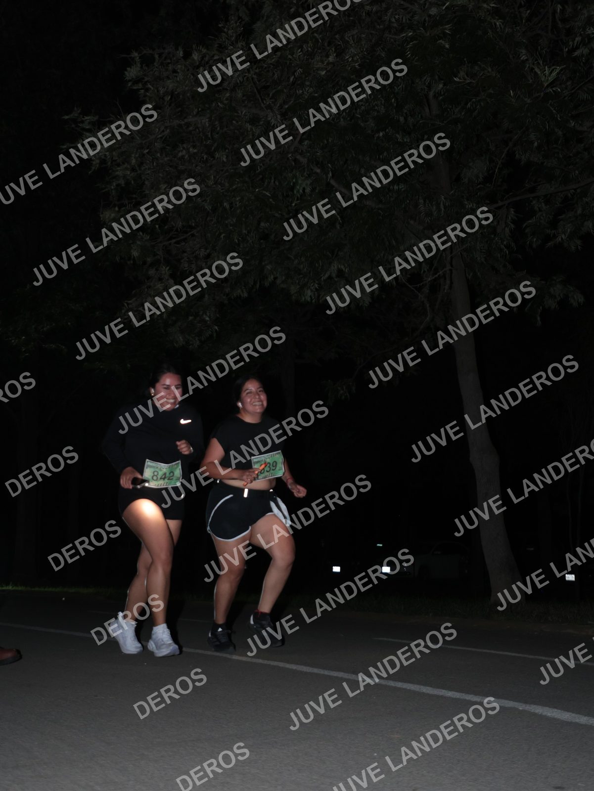Foto de la Carrera Nocturna de Zombies Parque Metropolitano 2026 en Parque Metropolitano de Guadalajara, Zapopan, Jalisco a las 20:53 · dorsal 842, 839