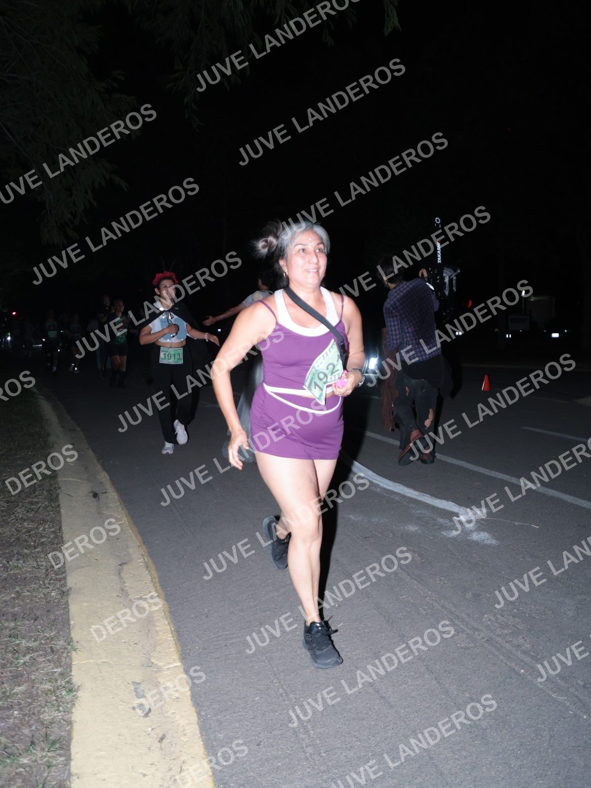 Foto de la Carrera Nocturna de Zombies Parque Metropolitano 2026 en Parque Metropolitano de Guadalajara, Zapopan, Jalisco a las 20:59 · dorsal 1913, 1921