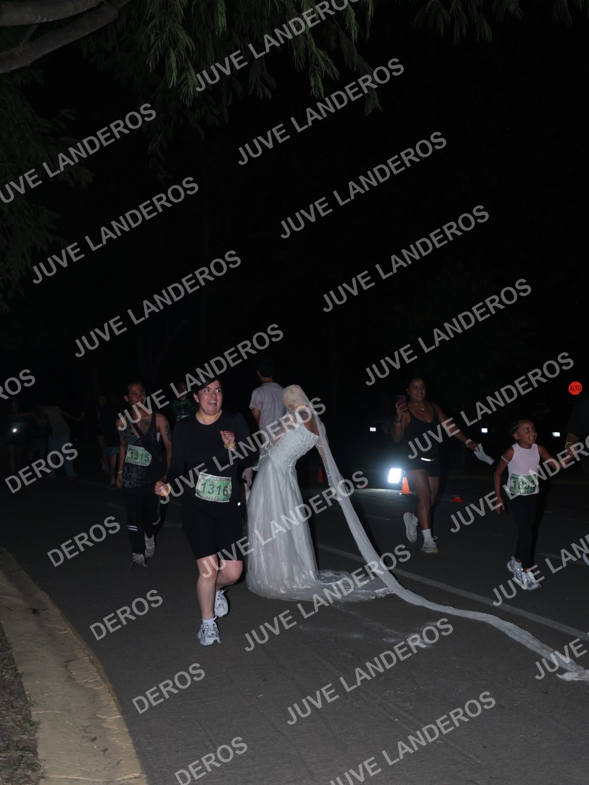 Foto de la Carrera Nocturna de Zombies Parque Metropolitano 2026 en Parque Metropolitano de Guadalajara, Zapopan, Jalisco a las 20:59 · dorsal 1316, 1315, 1882