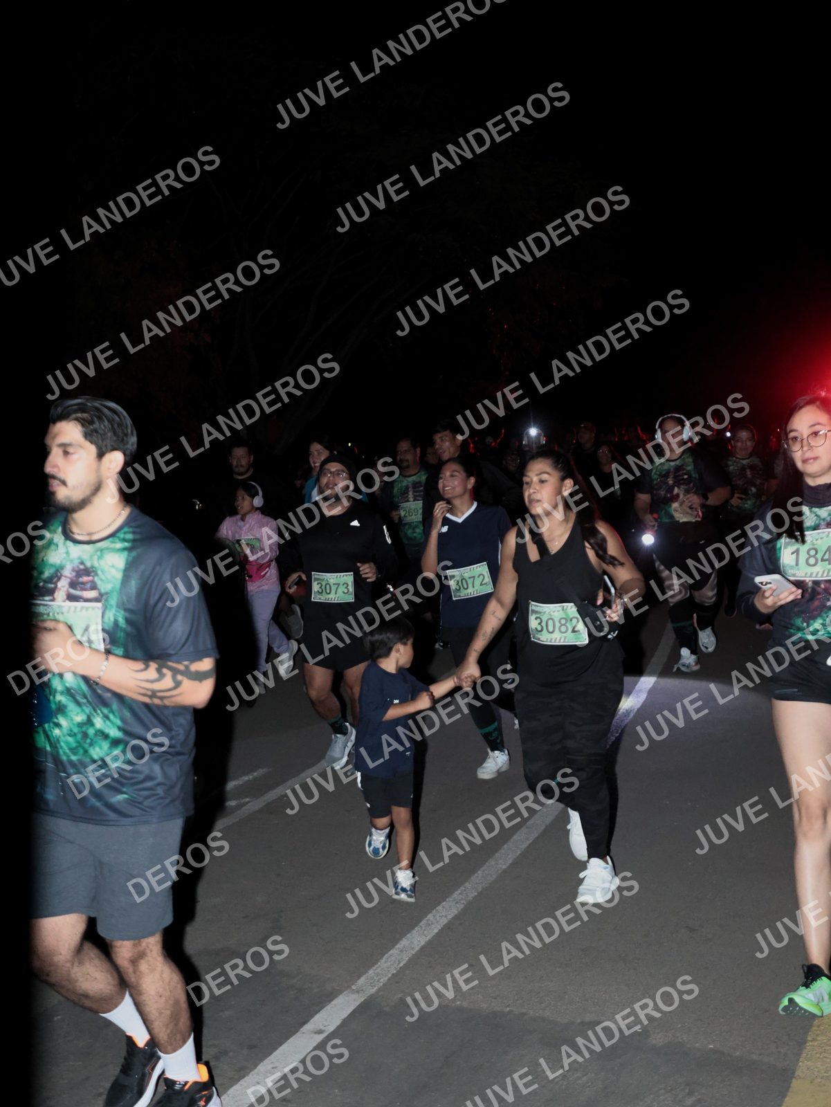 Foto de la Carrera Nocturna de Zombies Parque Metropolitano 2026 en Parque Metropolitano de Guadalajara, Zapopan, Jalisco a las 20:16 · dorsal 3082, 184, 3073, 3072