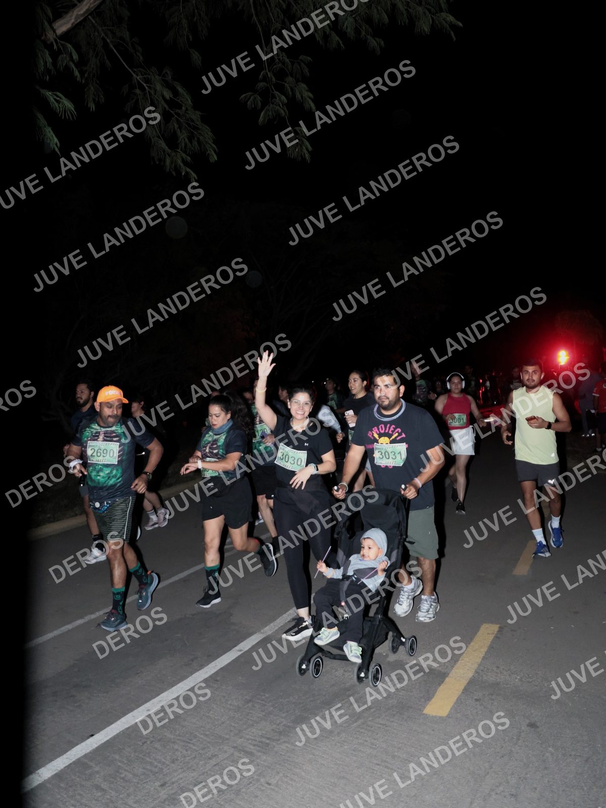 Foto de la Carrera Nocturna de Zombies Parque Metropolitano 2026 en Parque Metropolitano de Guadalajara, Zapopan, Jalisco a las 20:16 · dorsal 3031, 3030, 2690