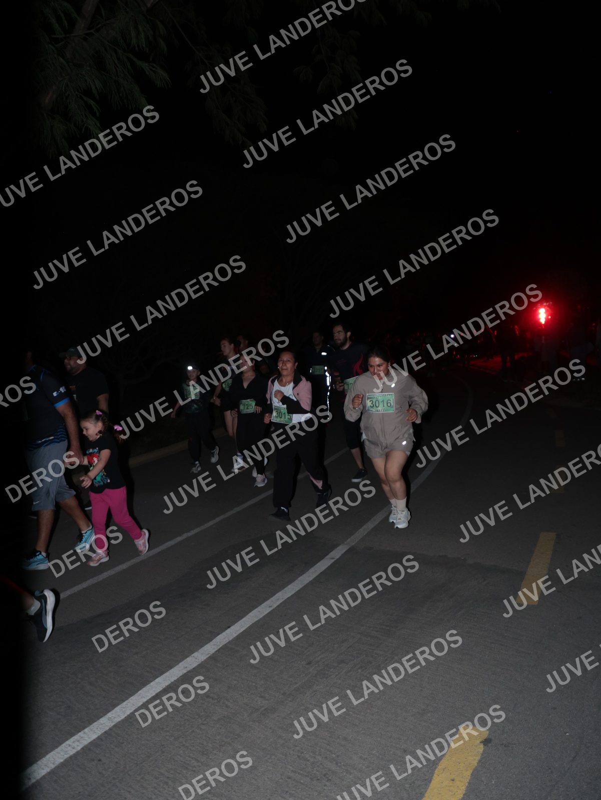 Foto de la Carrera Nocturna de Zombies Parque Metropolitano 2026 en Parque Metropolitano de Guadalajara, Zapopan, Jalisco a las 20:18 · dorsal 3015, 3016, 725