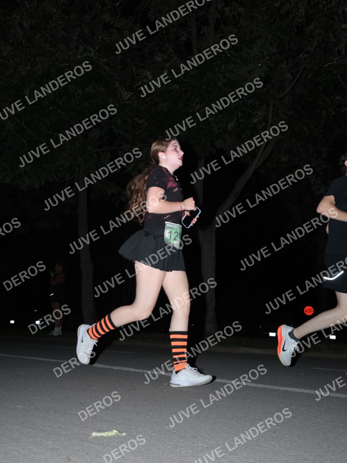 Foto de la Carrera Nocturna de Zombies Parque Metropolitano 2026 en Parque Metropolitano de Guadalajara, Zapopan, Jalisco a las 20:56 · dorsal 129