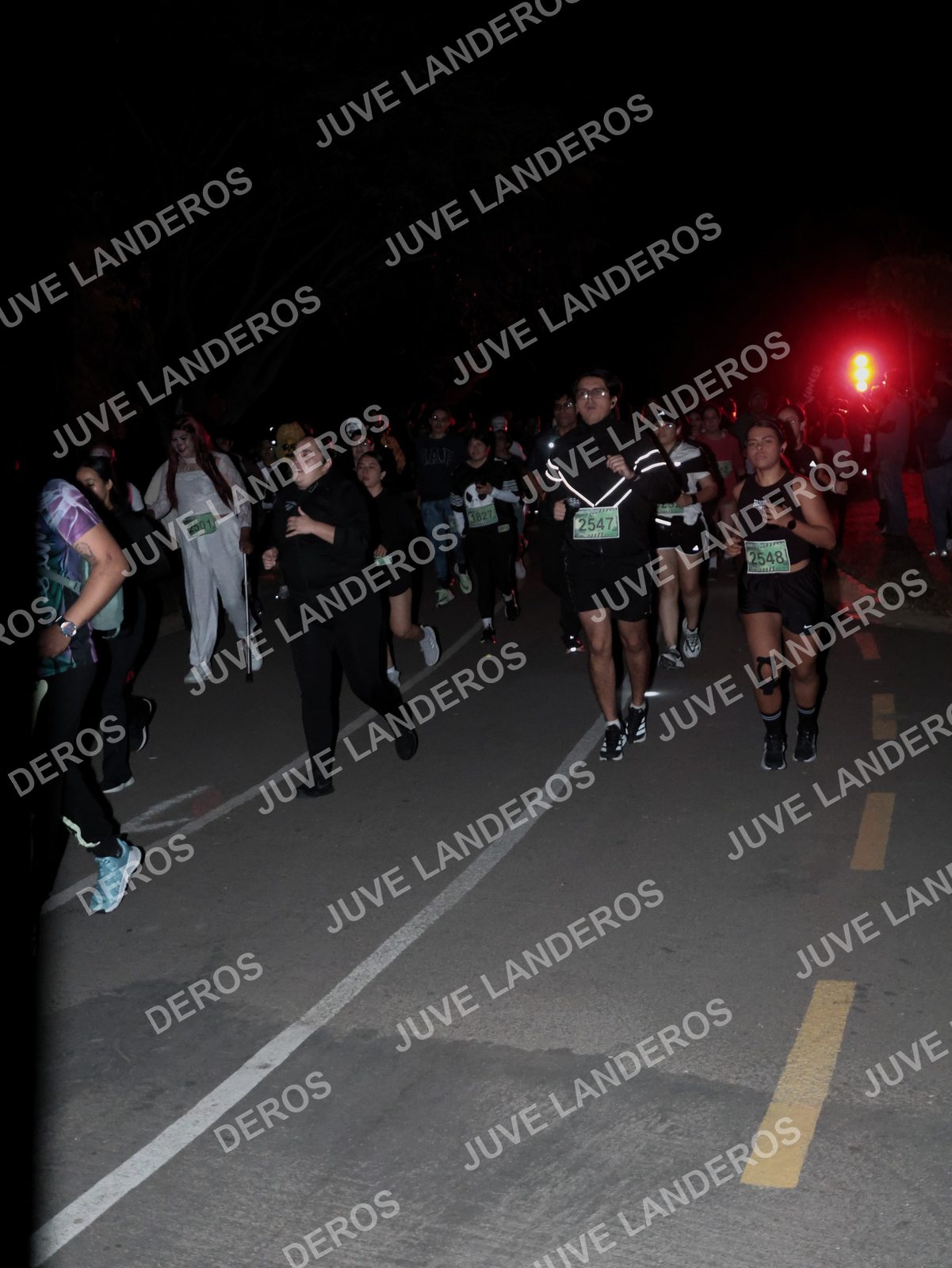 Foto de la Carrera Nocturna de Zombies Parque Metropolitano 2026 en Parque Metropolitano de Guadalajara, Zapopan, Jalisco a las 20:16 · dorsal 2548, 2547, 2501, 1827
