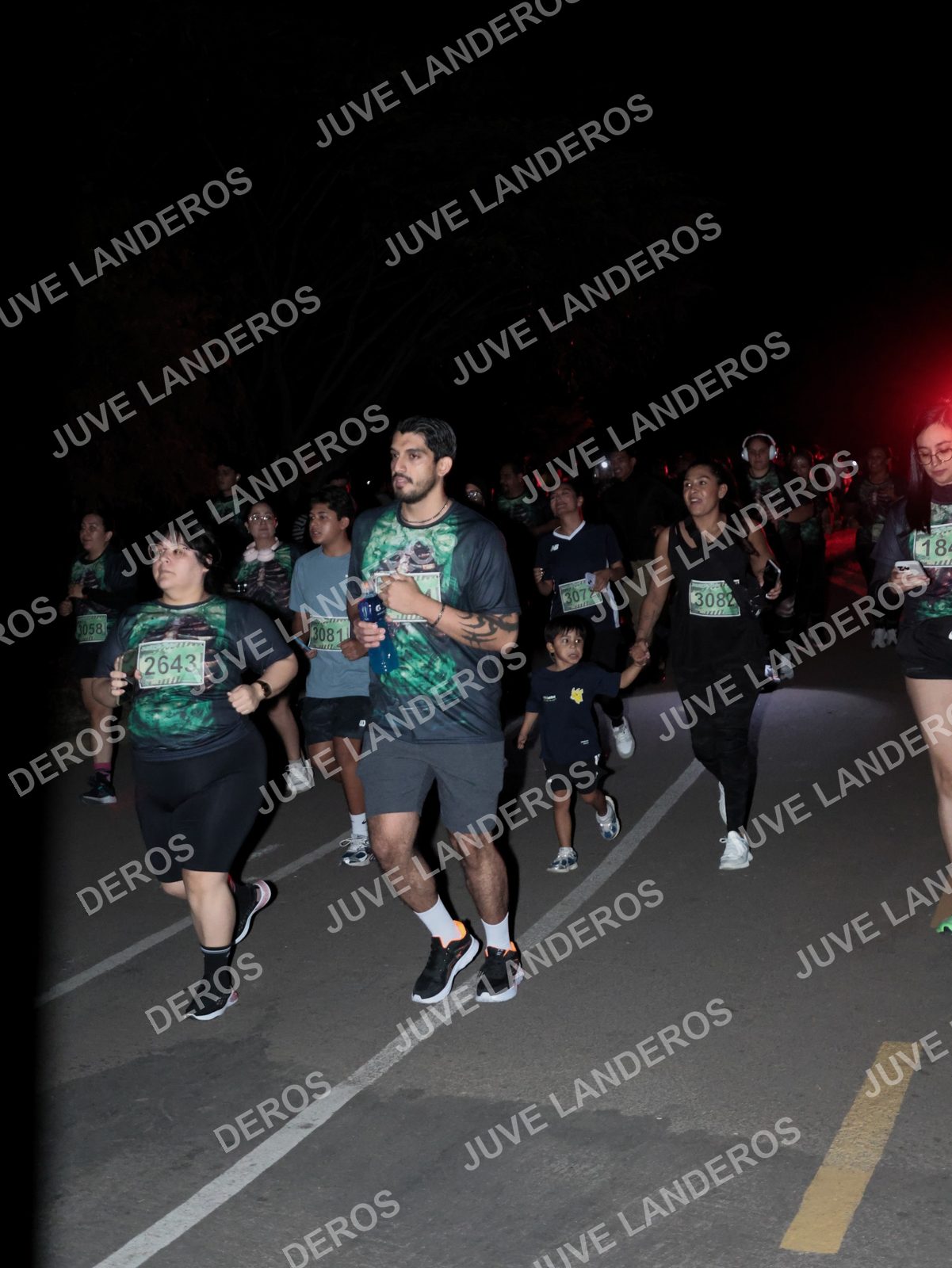 Foto de la Carrera Nocturna de Zombies Parque Metropolitano 2026 en Parque Metropolitano de Guadalajara, Zapopan, Jalisco a las 20:16 · dorsal 2643, 3081, 3058, 3082