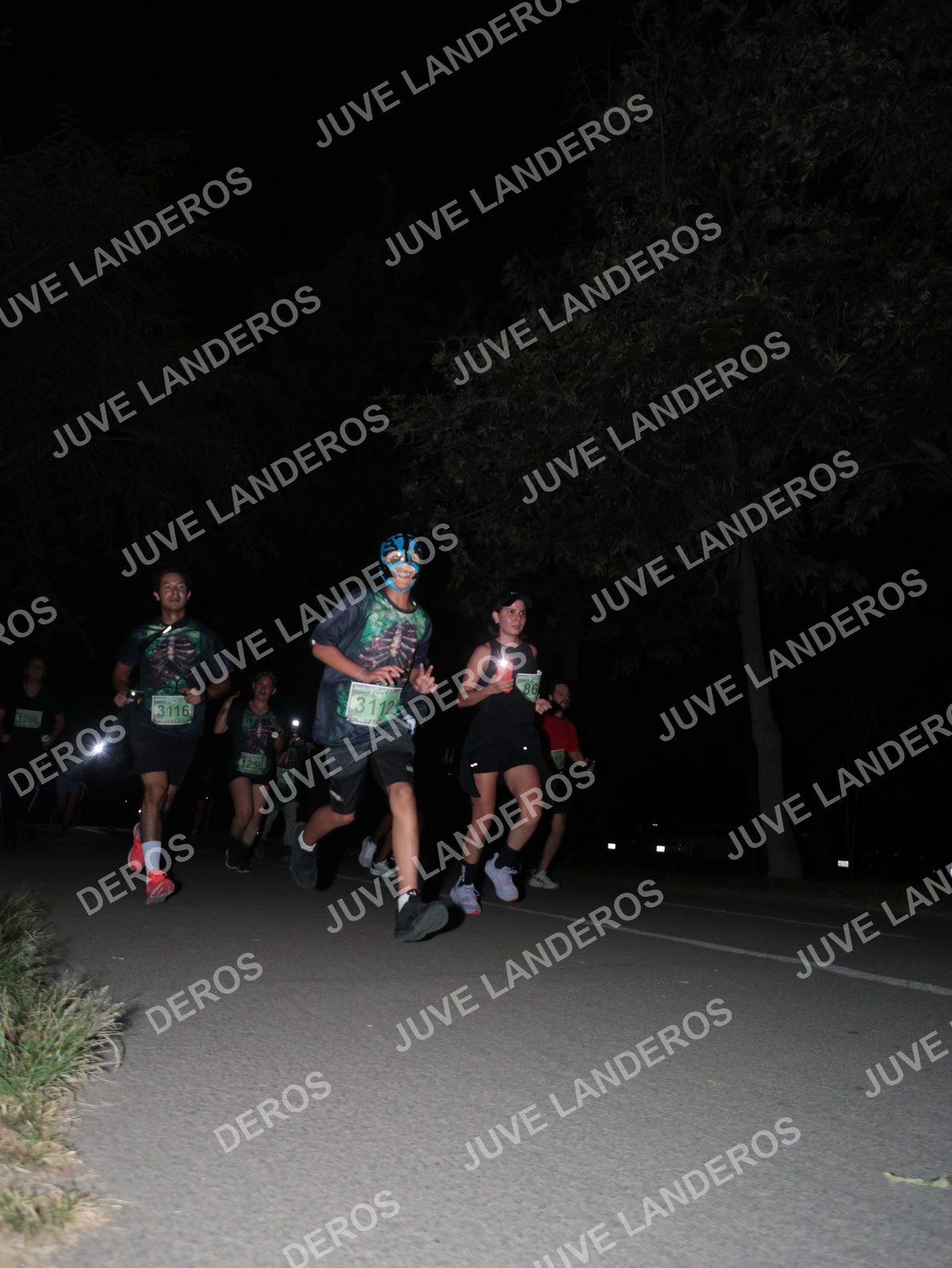 Foto de la Carrera Nocturna de Zombies Parque Metropolitano 2026 en Parque Metropolitano de Guadalajara, Zapopan, Jalisco a las 20:47 · dorsal 3116, 3112, 86, 4256