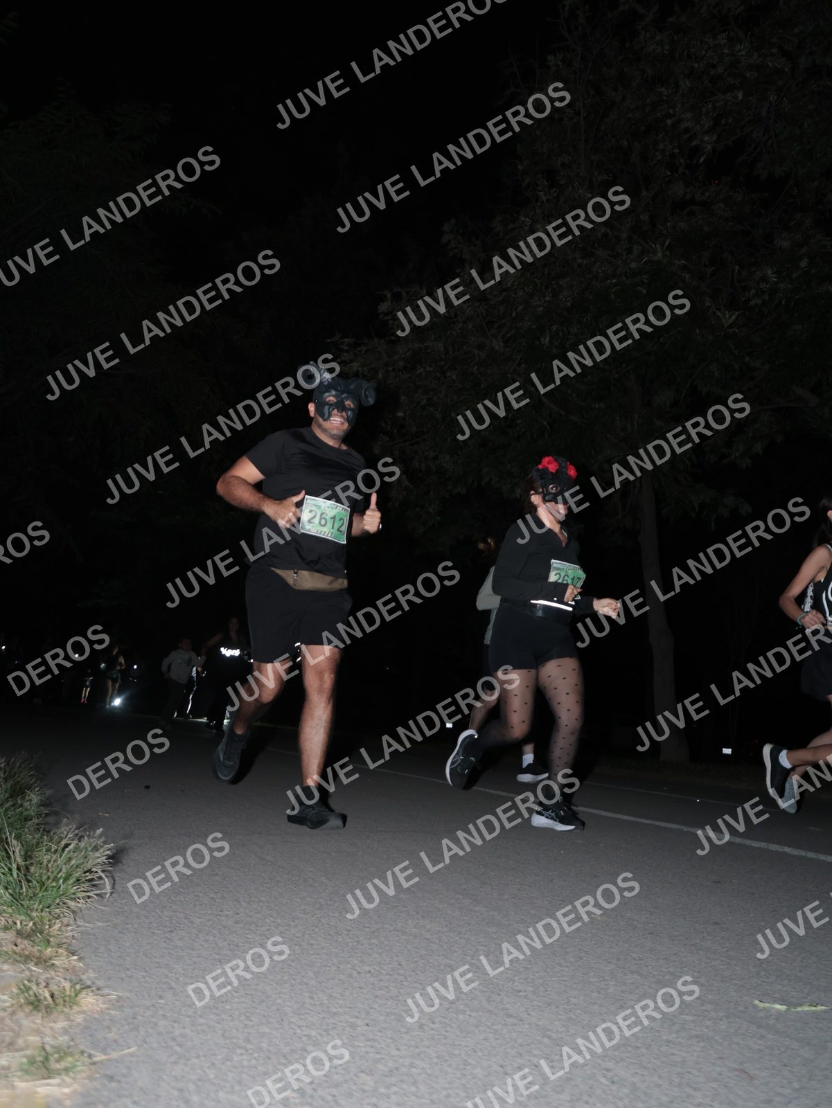 Foto de la Carrera Nocturna de Zombies Parque Metropolitano 2026 en Parque Metropolitano de Guadalajara, Zapopan, Jalisco a las 20:54 · dorsal 2612, 2617
