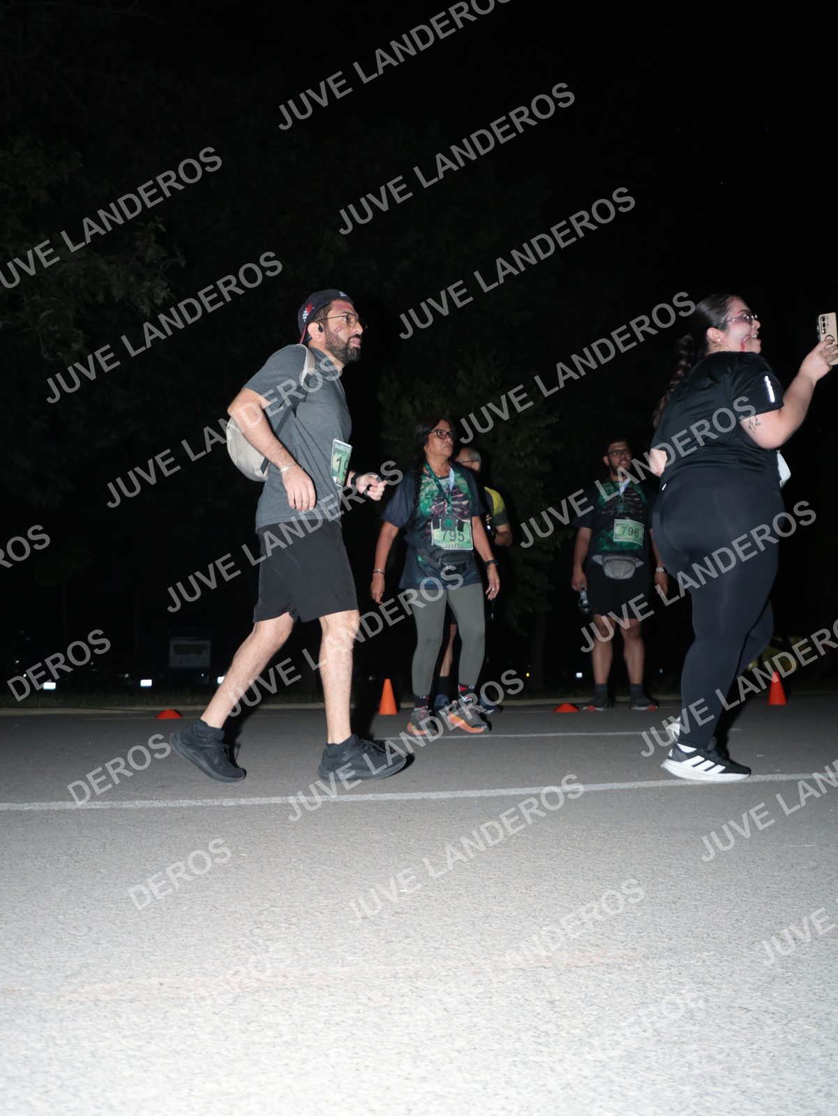 Foto de la Carrera Nocturna de Zombies Parque Metropolitano 2026 en Parque Metropolitano de Guadalajara, Zapopan, Jalisco a las 21:09 · dorsal 795, 796
