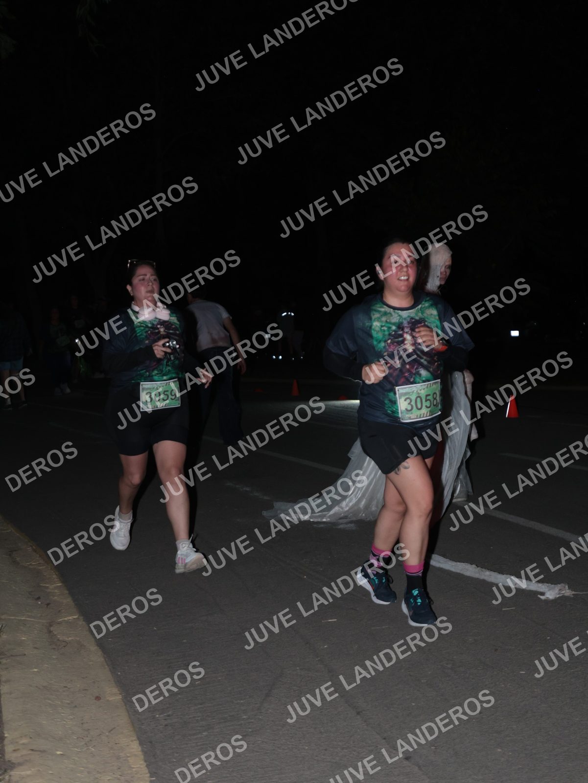 Foto de la Carrera Nocturna de Zombies Parque Metropolitano 2026 en Parque Metropolitano de Guadalajara, Zapopan, Jalisco a las 20:59 · dorsal 3058, 3059