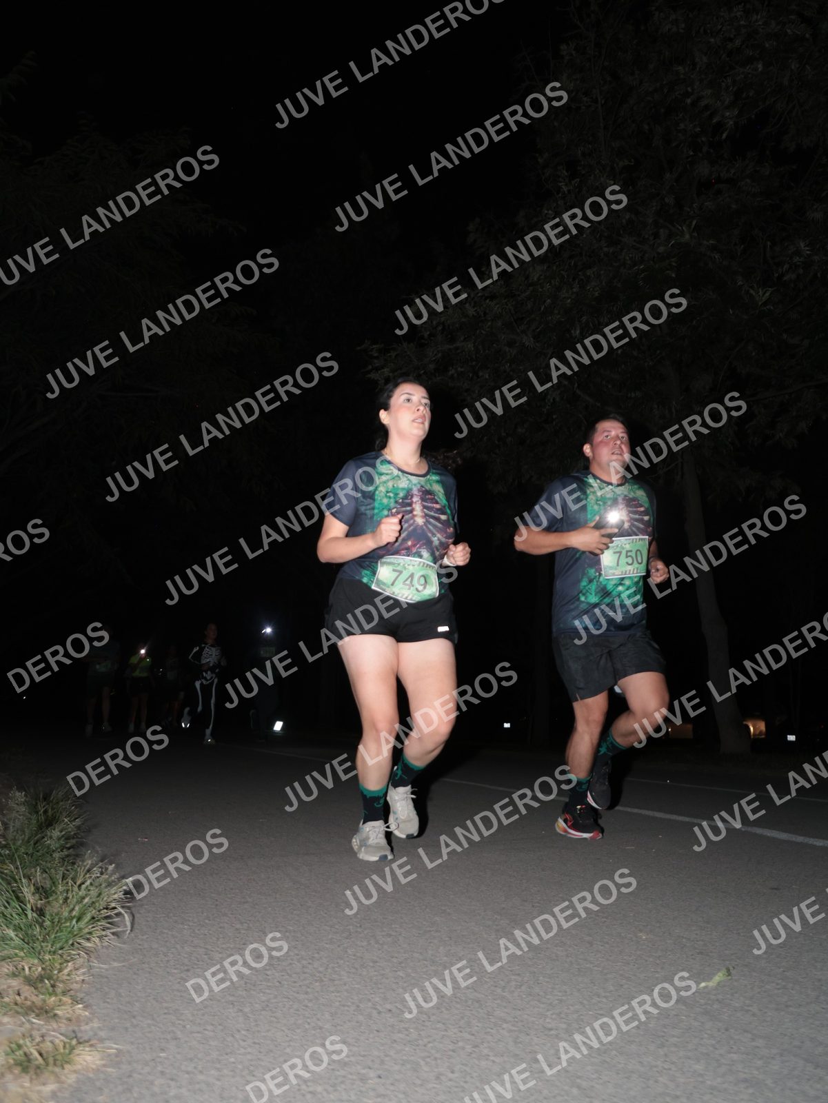 Foto de la Carrera Nocturna de Zombies Parque Metropolitano 2026 en Parque Metropolitano de Guadalajara, Zapopan, Jalisco a las 20:44 · dorsal 749, 750