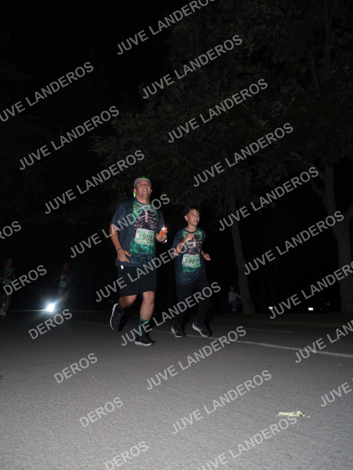 Foto de la Carrera Nocturna de Zombies Parque Metropolitano 2026 en Parque Metropolitano de Guadalajara, Zapopan, Jalisco a las 20:48 · dorsal 1907, 1908