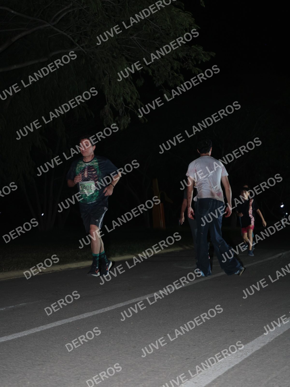Foto de la Carrera Nocturna de Zombies Parque Metropolitano 2026 en Parque Metropolitano de Guadalajara, Zapopan, Jalisco a las 21:01 · dorsal 1906