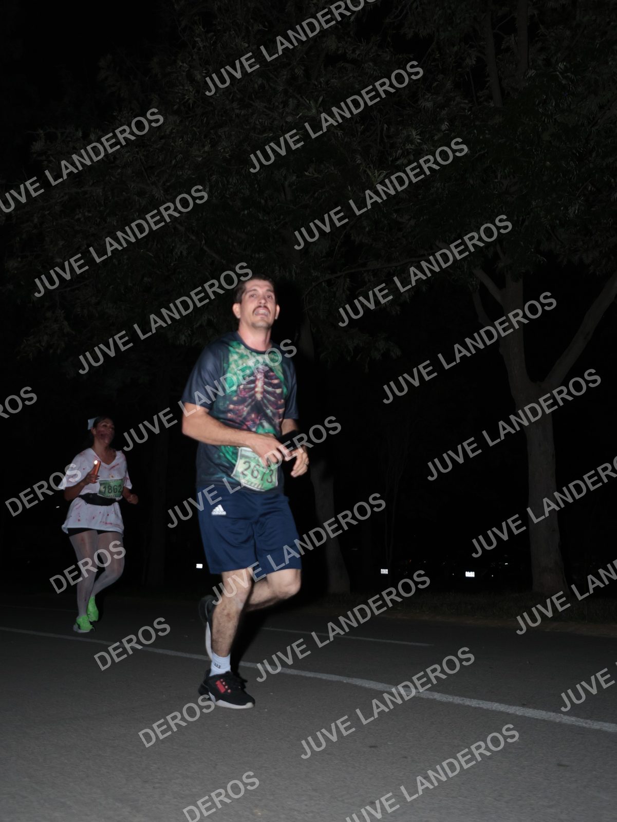 Foto de la Carrera Nocturna de Zombies Parque Metropolitano 2026 en Parque Metropolitano de Guadalajara, Zapopan, Jalisco a las 20:43 · dorsal 2673, 1862