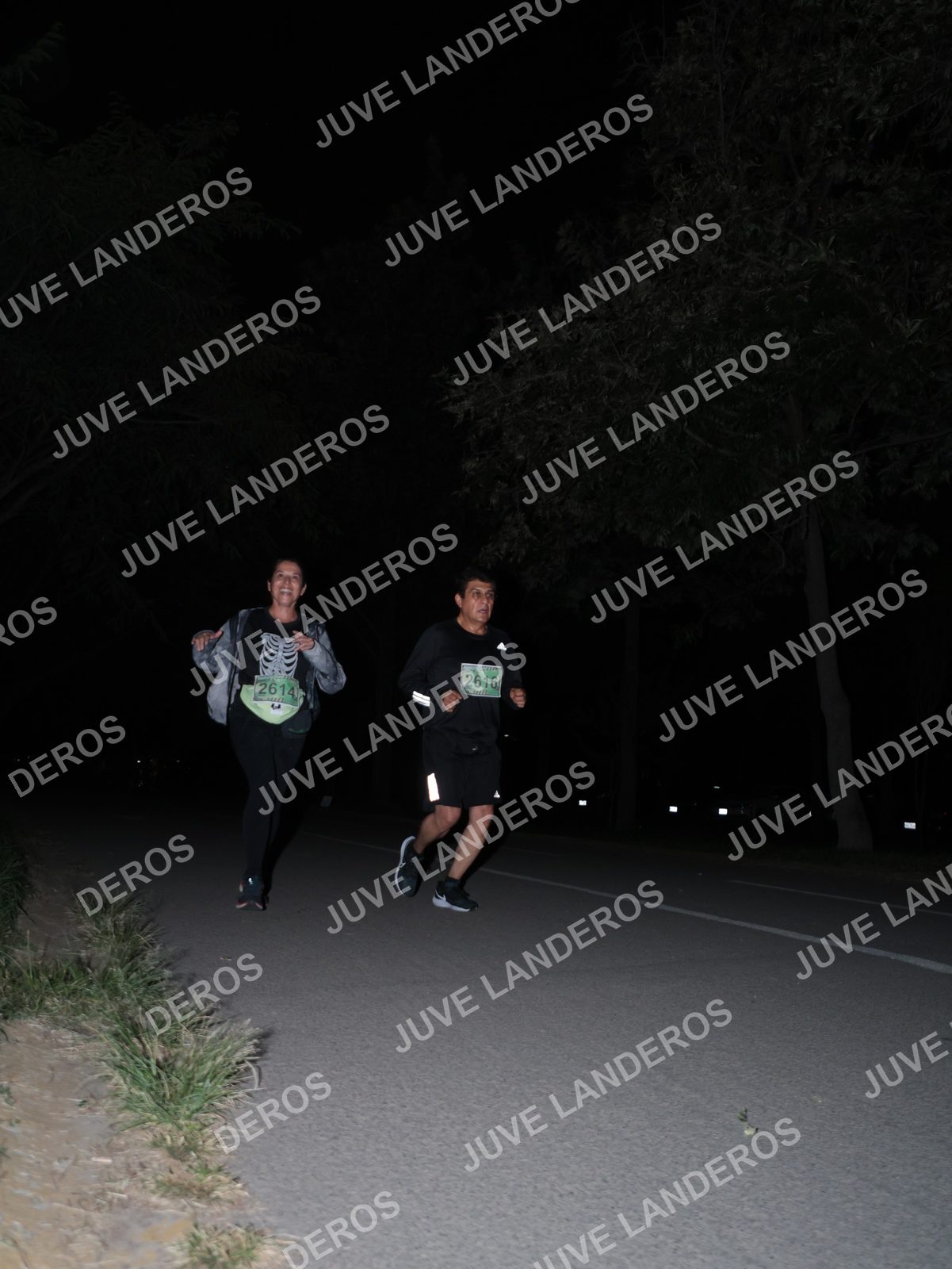 Foto de la Carrera Nocturna de Zombies Parque Metropolitano 2026 en Parque Metropolitano de Guadalajara, Zapopan, Jalisco a las 20:38 · dorsal 2616, 2614