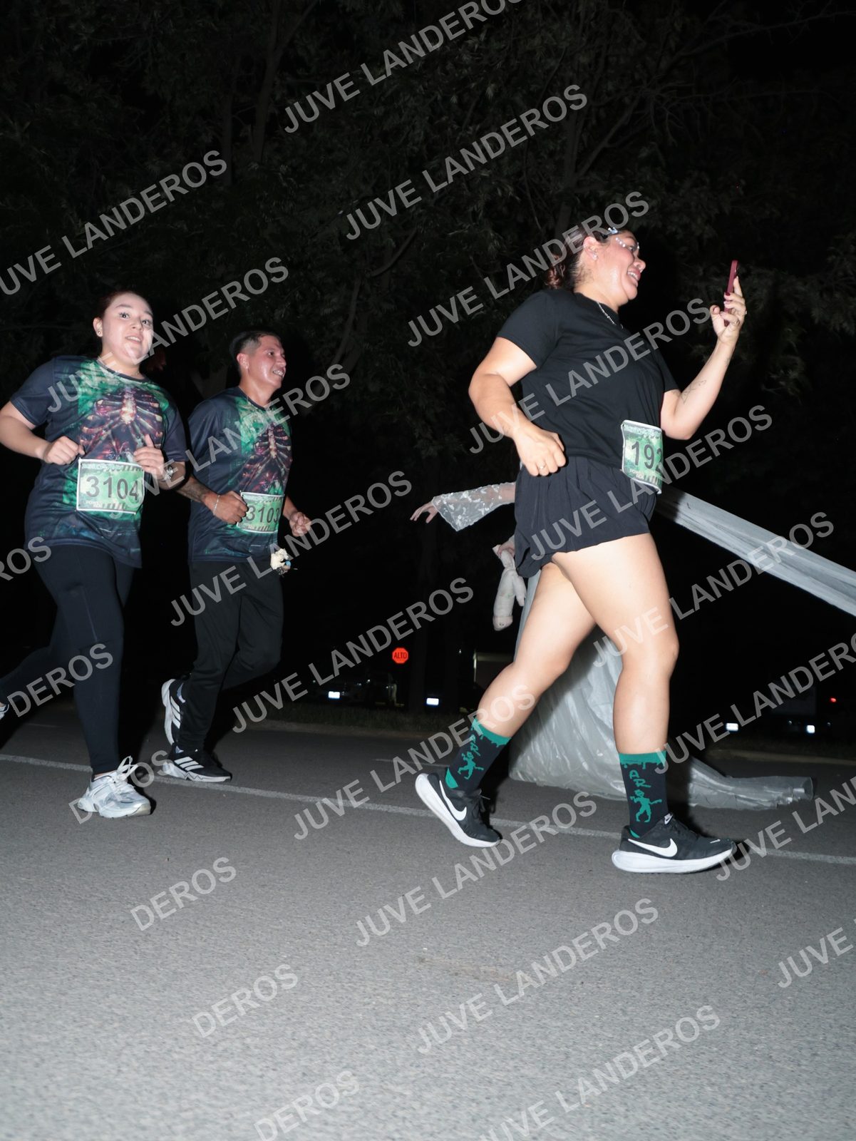 Foto de la Carrera Nocturna de Zombies Parque Metropolitano 2026 en Parque Metropolitano de Guadalajara, Zapopan, Jalisco a las 20:50 · dorsal 3104, 192, 3103