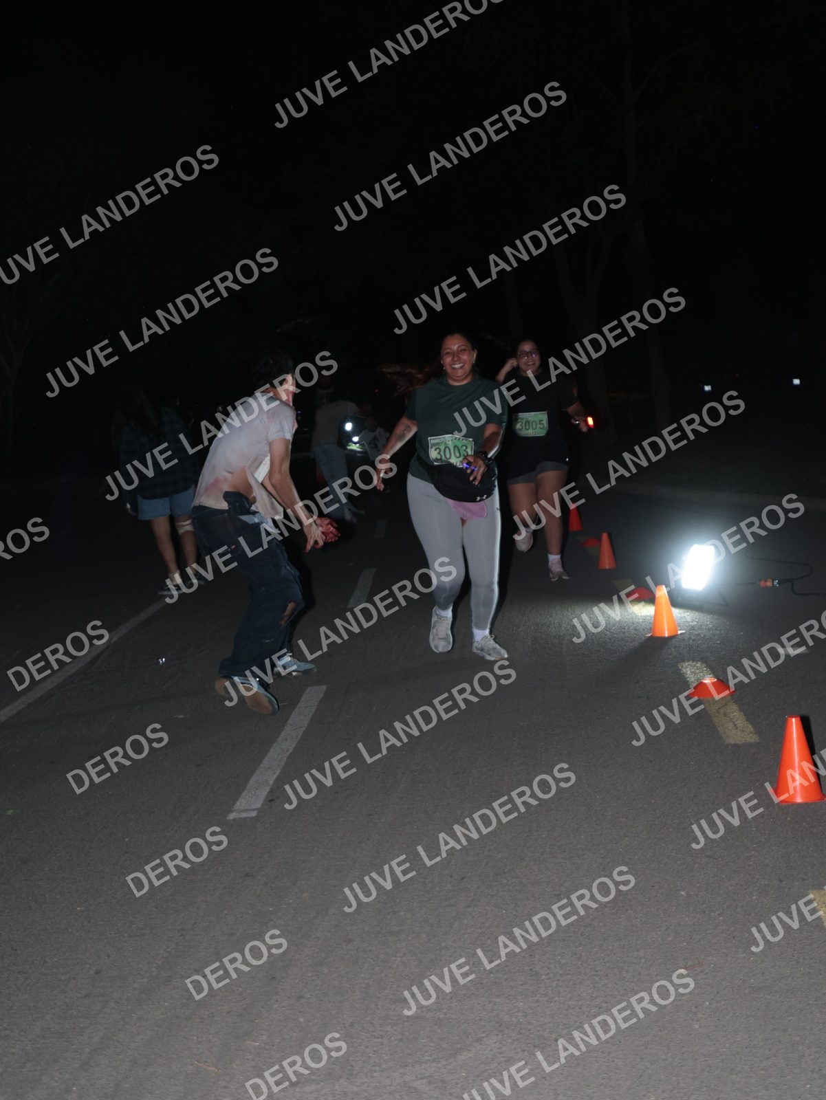 Foto de la Carrera Nocturna de Zombies Parque Metropolitano 2026 en Parque Metropolitano de Guadalajara, Zapopan, Jalisco a las 21:02 · dorsal 3003, 3005
