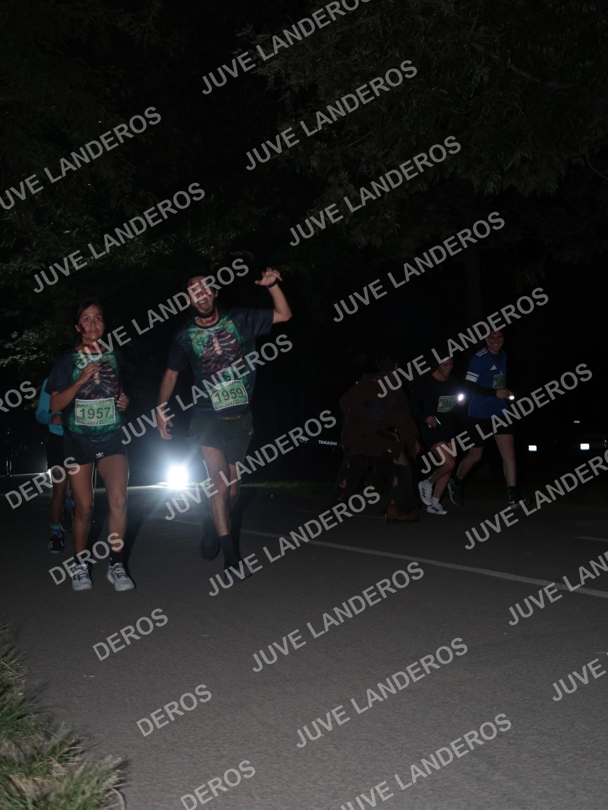 Foto de la Carrera Nocturna de Zombies Parque Metropolitano 2026 en Parque Metropolitano de Guadalajara, Zapopan, Jalisco a las 20:46 · dorsal 1957, 1959, 306