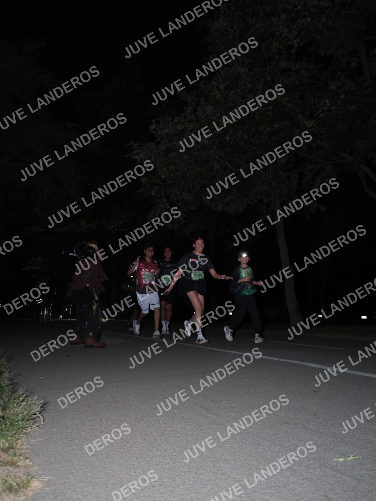 Foto de la Carrera Nocturna de Zombies Parque Metropolitano 2026 en Parque Metropolitano de Guadalajara, Zapopan, Jalisco a las 20:53 · dorsal 1939, 2573, 1840