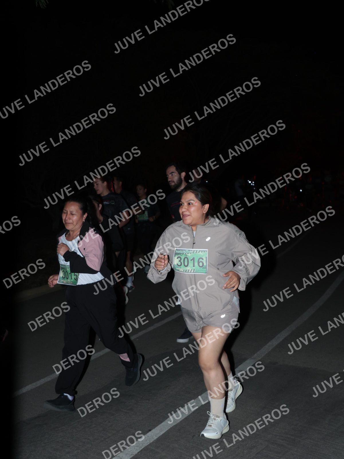 Foto de la Carrera Nocturna de Zombies Parque Metropolitano 2026 en Parque Metropolitano de Guadalajara, Zapopan, Jalisco a las 20:18 · dorsal 3016, 3015