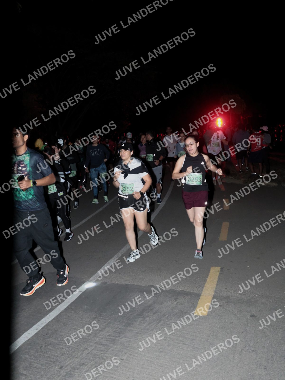 Foto de la Carrera Nocturna de Zombies Parque Metropolitano 2026 en Parque Metropolitano de Guadalajara, Zapopan, Jalisco a las 20:16 · dorsal 3253, 3252, 96, 199