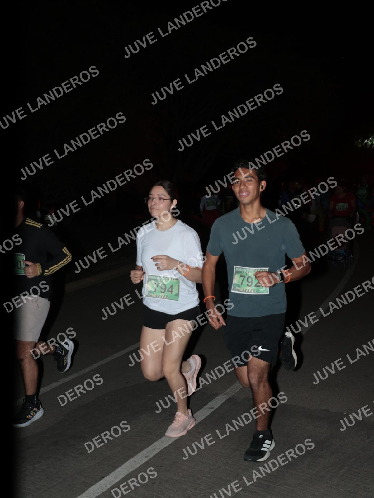 Foto de la Carrera Nocturna de Zombies Parque Metropolitano 2026 en Parque Metropolitano de Guadalajara, Zapopan, Jalisco a las 20:18 · dorsal 794, 792