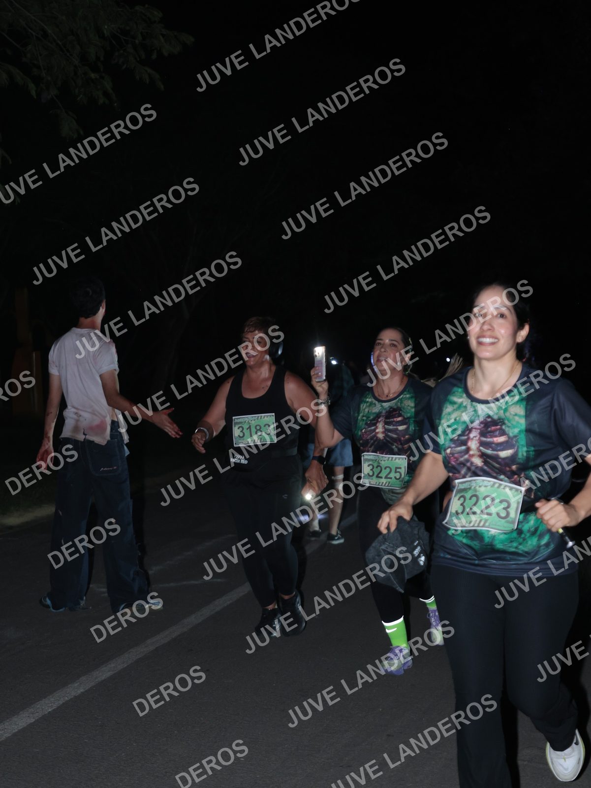 Foto de la Carrera Nocturna de Zombies Parque Metropolitano 2026 en Parque Metropolitano de Guadalajara, Zapopan, Jalisco a las 21:01 · dorsal 3223, 3183, 3225