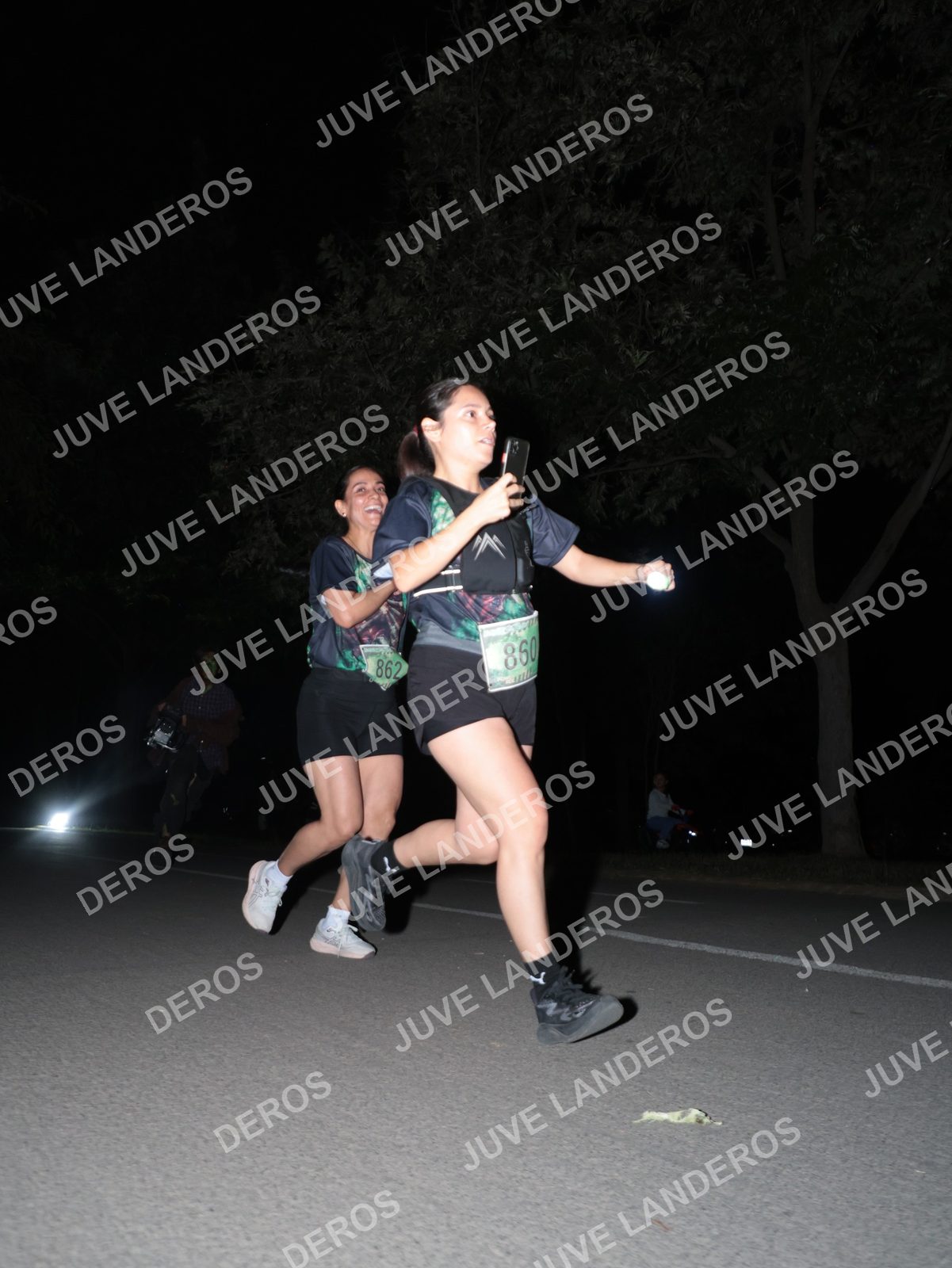Foto de la Carrera Nocturna de Zombies Parque Metropolitano 2026 en Parque Metropolitano de Guadalajara, Zapopan, Jalisco a las 20:48 · dorsal 860, 862