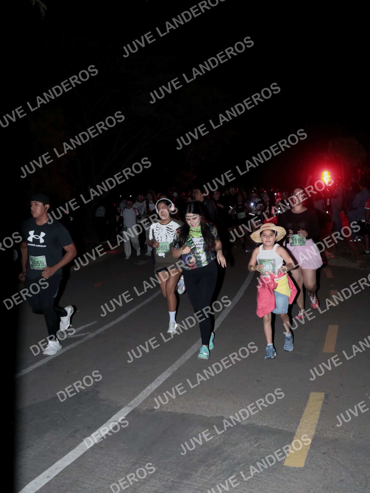 Foto de la Carrera Nocturna de Zombies Parque Metropolitano 2026 en Parque Metropolitano de Guadalajara, Zapopan, Jalisco a las 20:16 · dorsal 2659, 3196, 660