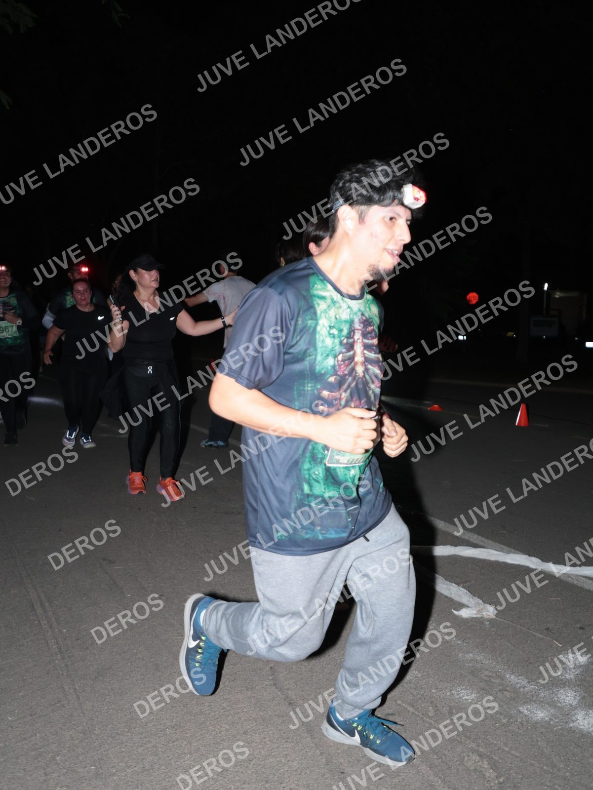Foto de la Carrera Nocturna de Zombies Parque Metropolitano 2026 en Parque Metropolitano de Guadalajara, Zapopan, Jalisco a las 20:59 · dorsal 967