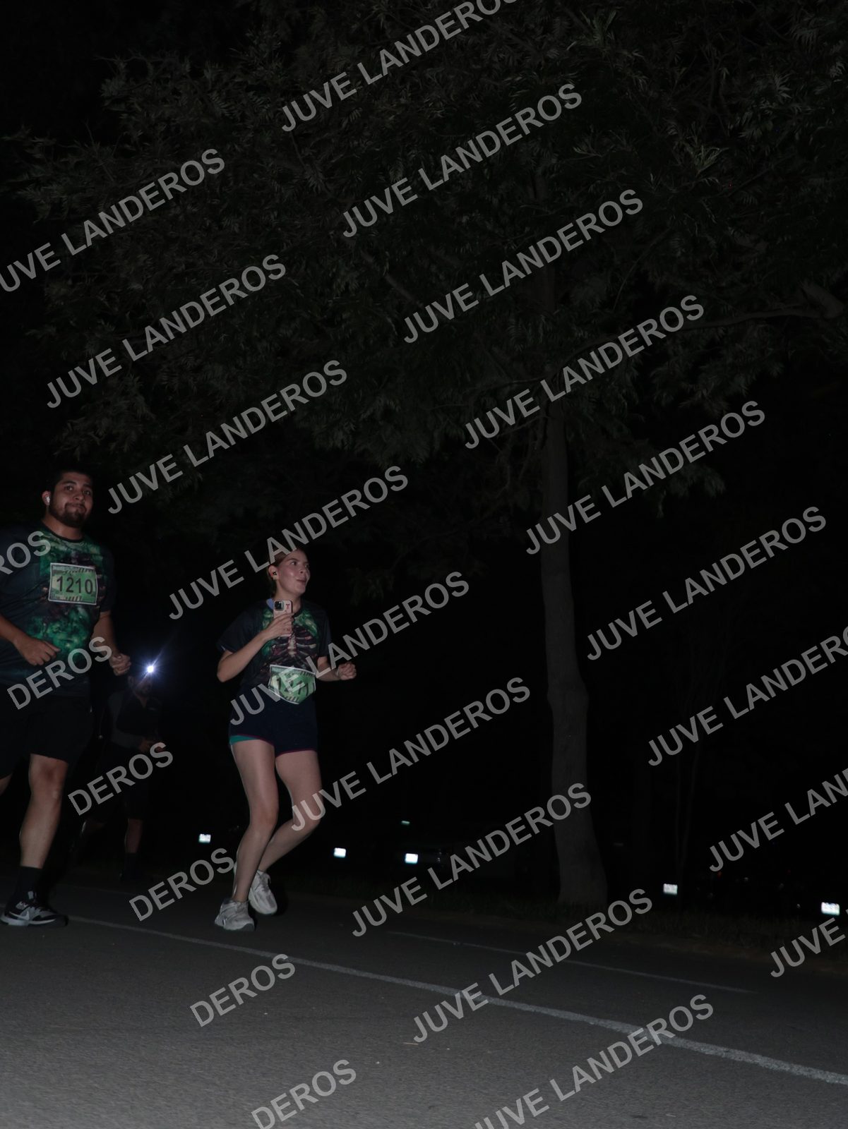 Foto de la Carrera Nocturna de Zombies Parque Metropolitano 2026 en Parque Metropolitano de Guadalajara, Zapopan, Jalisco a las 20:50 · dorsal 1210, 1211