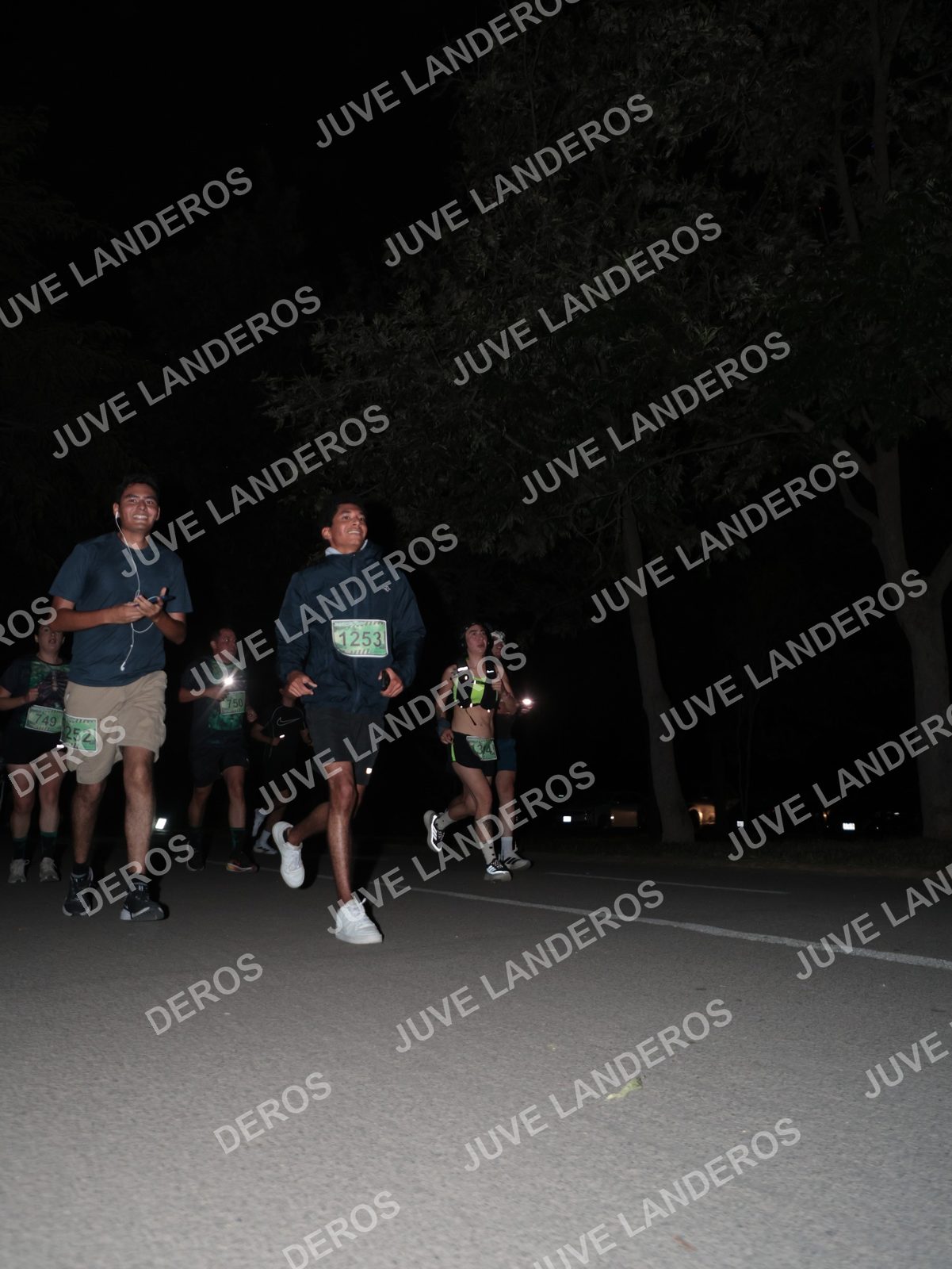 Foto de la Carrera Nocturna de Zombies Parque Metropolitano 2026 en Parque Metropolitano de Guadalajara, Zapopan, Jalisco a las 20:44 · dorsal 1253, 252, 749, 750