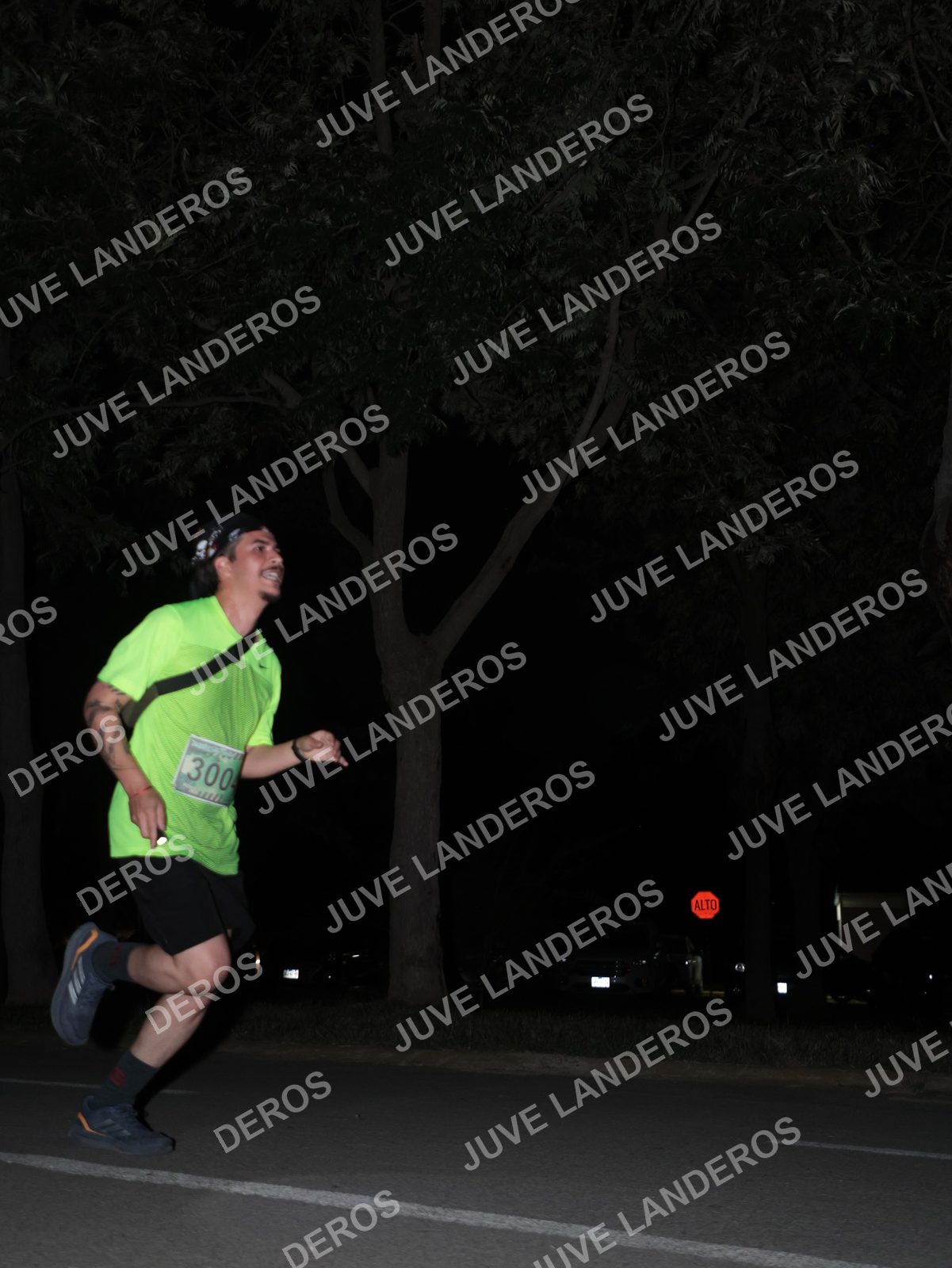 Foto de la Carrera Nocturna de Zombies Parque Metropolitano 2026 en Parque Metropolitano de Guadalajara, Zapopan, Jalisco a las 20:45 · dorsal 300