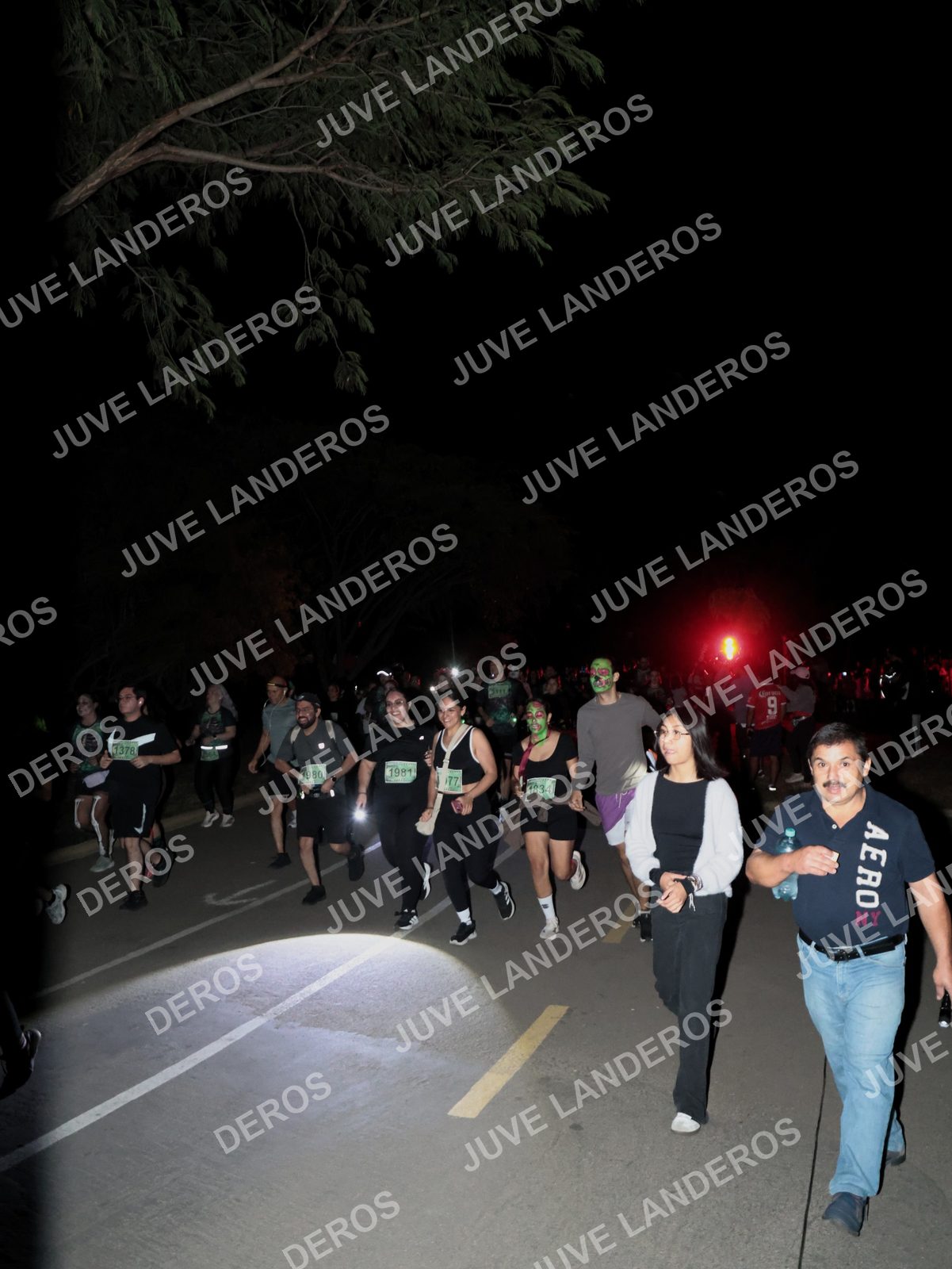 Foto de la Carrera Nocturna de Zombies Parque Metropolitano 2026 en Parque Metropolitano de Guadalajara, Zapopan, Jalisco a las 20:16 · dorsal 1981, 1980, 1834, 3378