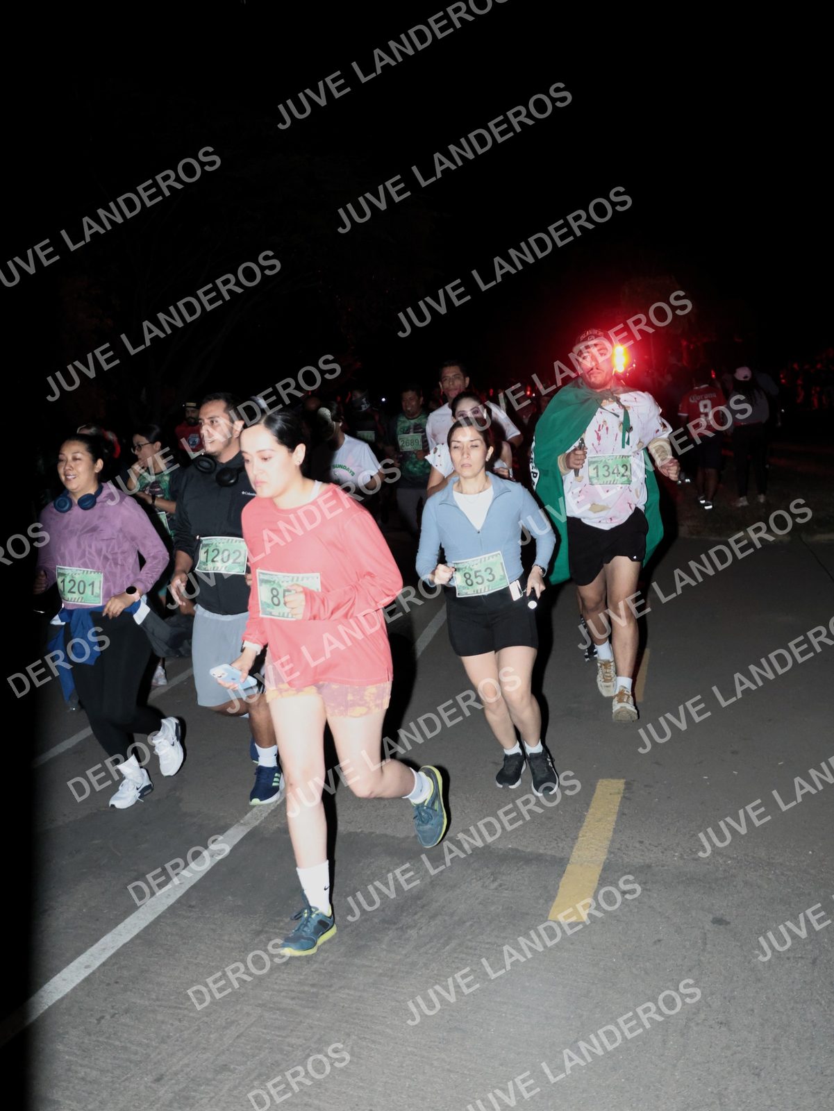 Foto de la Carrera Nocturna de Zombies Parque Metropolitano 2026 en Parque Metropolitano de Guadalajara, Zapopan, Jalisco a las 20:17 · dorsal 853, 1342, 1201, 1202