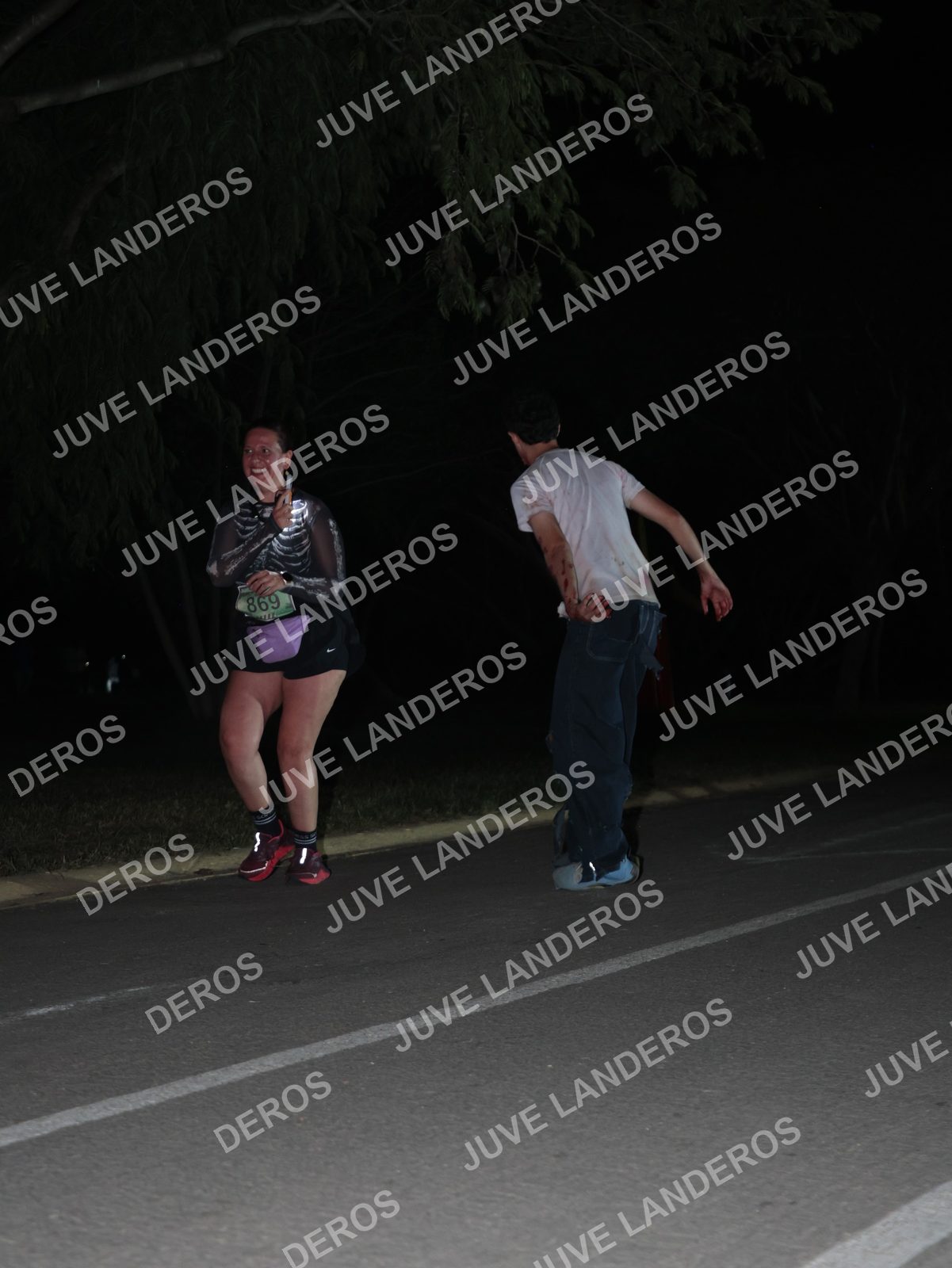 Foto de la Carrera Nocturna de Zombies Parque Metropolitano 2026 en Parque Metropolitano de Guadalajara, Zapopan, Jalisco a las 21:02 · dorsal 869