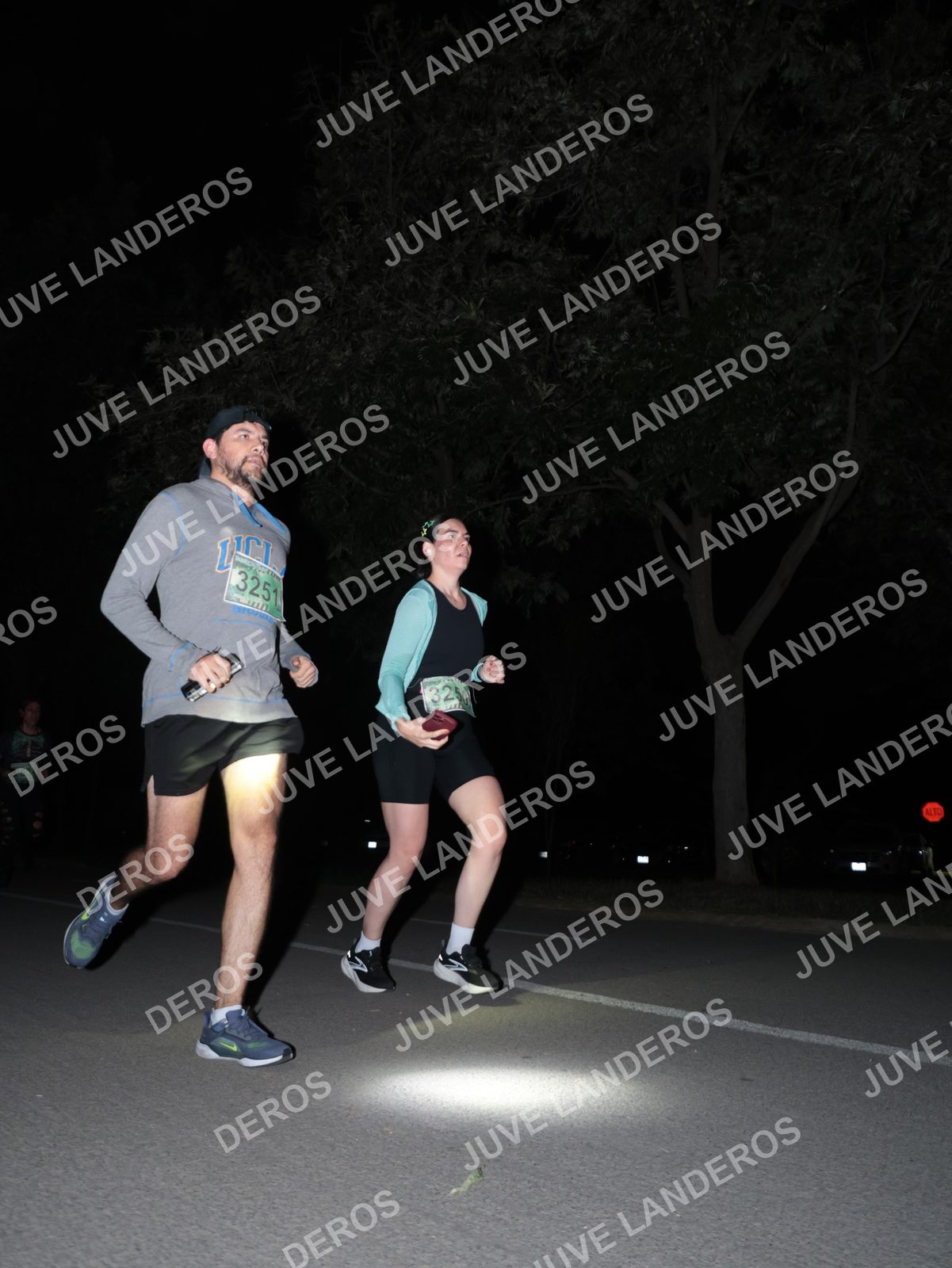 Foto de la Carrera Nocturna de Zombies Parque Metropolitano 2026 en Parque Metropolitano de Guadalajara, Zapopan, Jalisco a las 20:44 · dorsal 3251, 3250