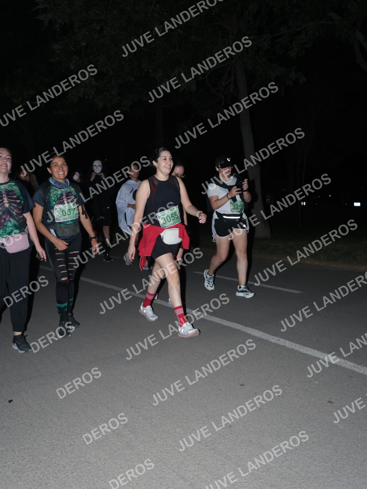 Foto de la Carrera Nocturna de Zombies Parque Metropolitano 2026 en Parque Metropolitano de Guadalajara, Zapopan, Jalisco a las 21:05 · dorsal 3057, 3055, 325
