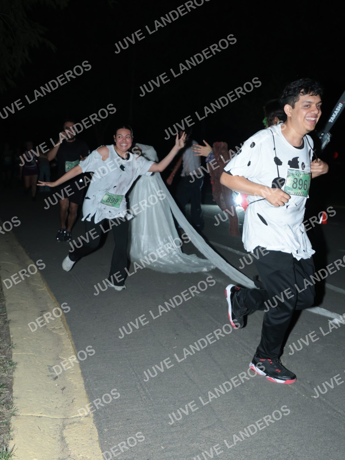 Foto de la Carrera Nocturna de Zombies Parque Metropolitano 2026 en Parque Metropolitano de Guadalajara, Zapopan, Jalisco a las 20:59 · dorsal 896, 899