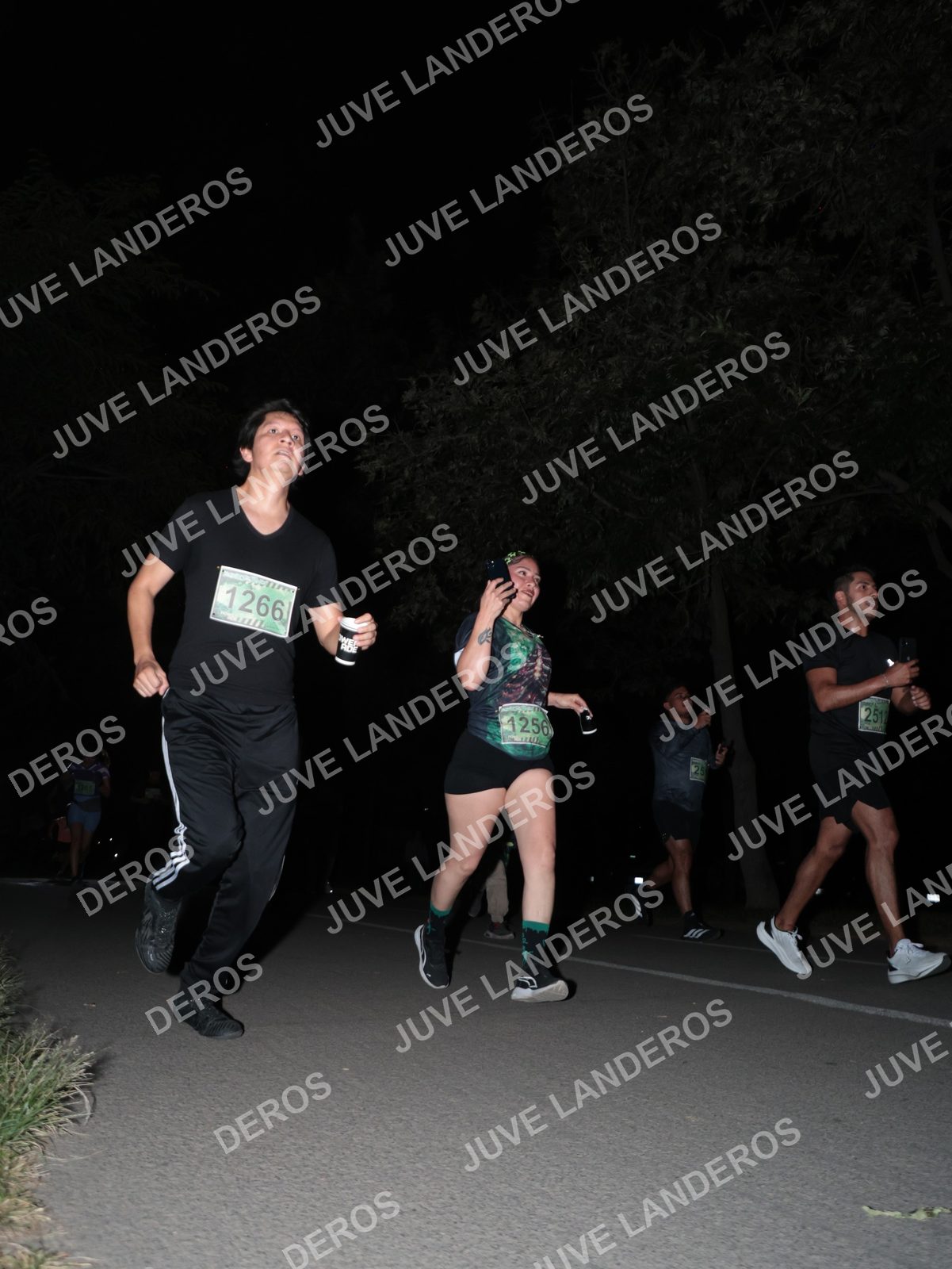 Foto de la Carrera Nocturna de Zombies Parque Metropolitano 2026 en Parque Metropolitano de Guadalajara, Zapopan, Jalisco a las 20:47 · dorsal 1256, 1266, 251