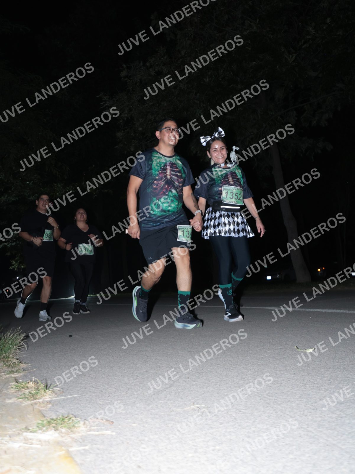 Foto de la Carrera Nocturna de Zombies Parque Metropolitano 2026 en Parque Metropolitano de Guadalajara, Zapopan, Jalisco a las 21:06 · dorsal 1352, 1978, 98