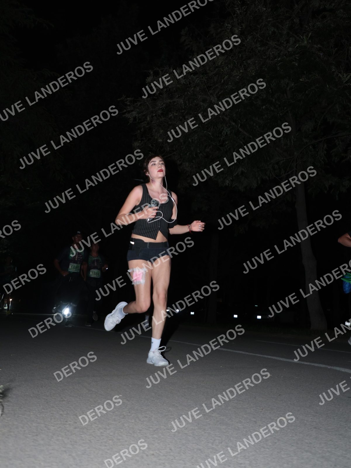 Foto de la Carrera Nocturna de Zombies Parque Metropolitano 2026 en Parque Metropolitano de Guadalajara, Zapopan, Jalisco a las 20:49 · dorsal 1884, 1885