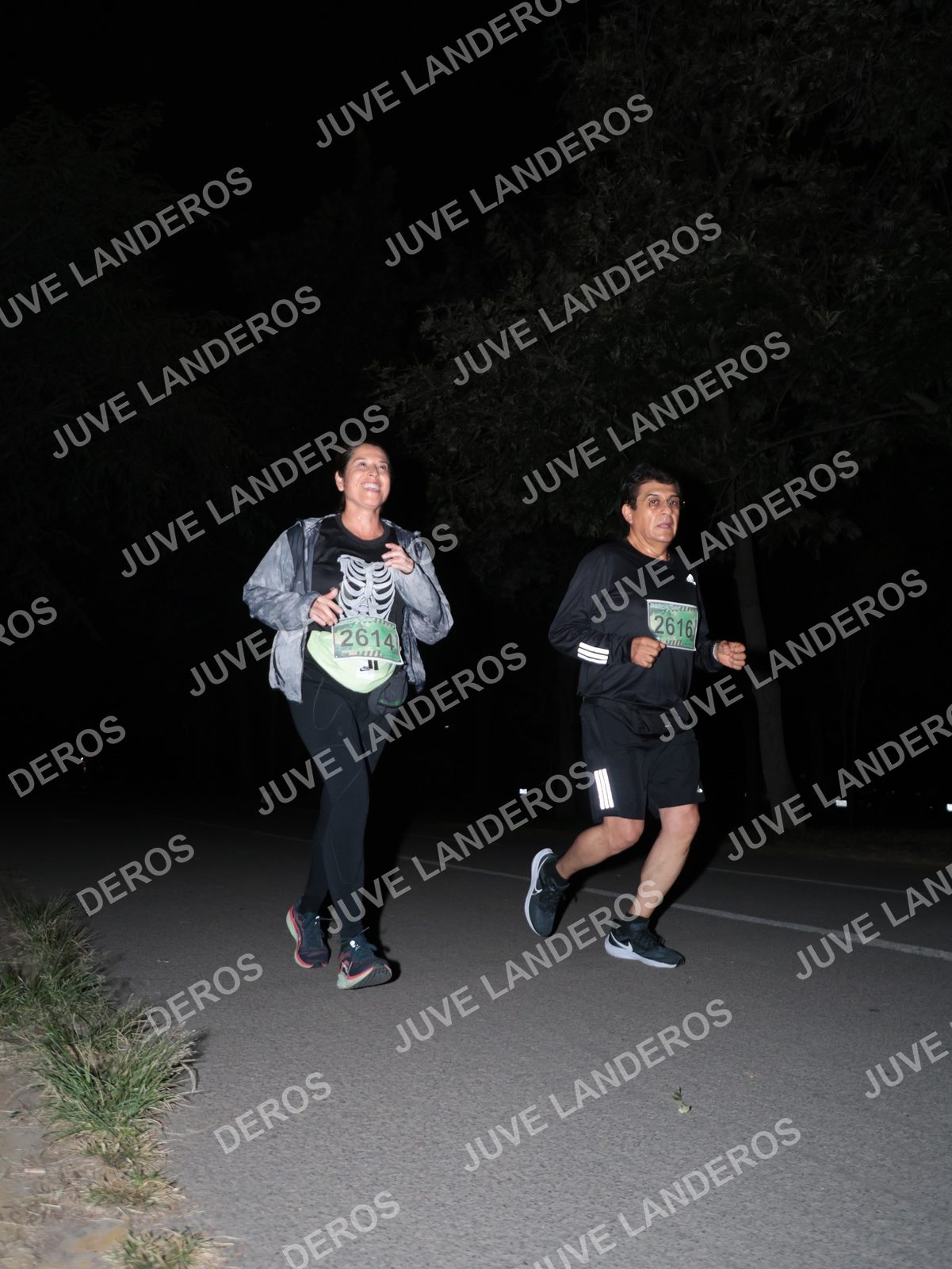 Foto de la Carrera Nocturna de Zombies Parque Metropolitano 2026 en Parque Metropolitano de Guadalajara, Zapopan, Jalisco a las 20:38 · dorsal 2616, 2614