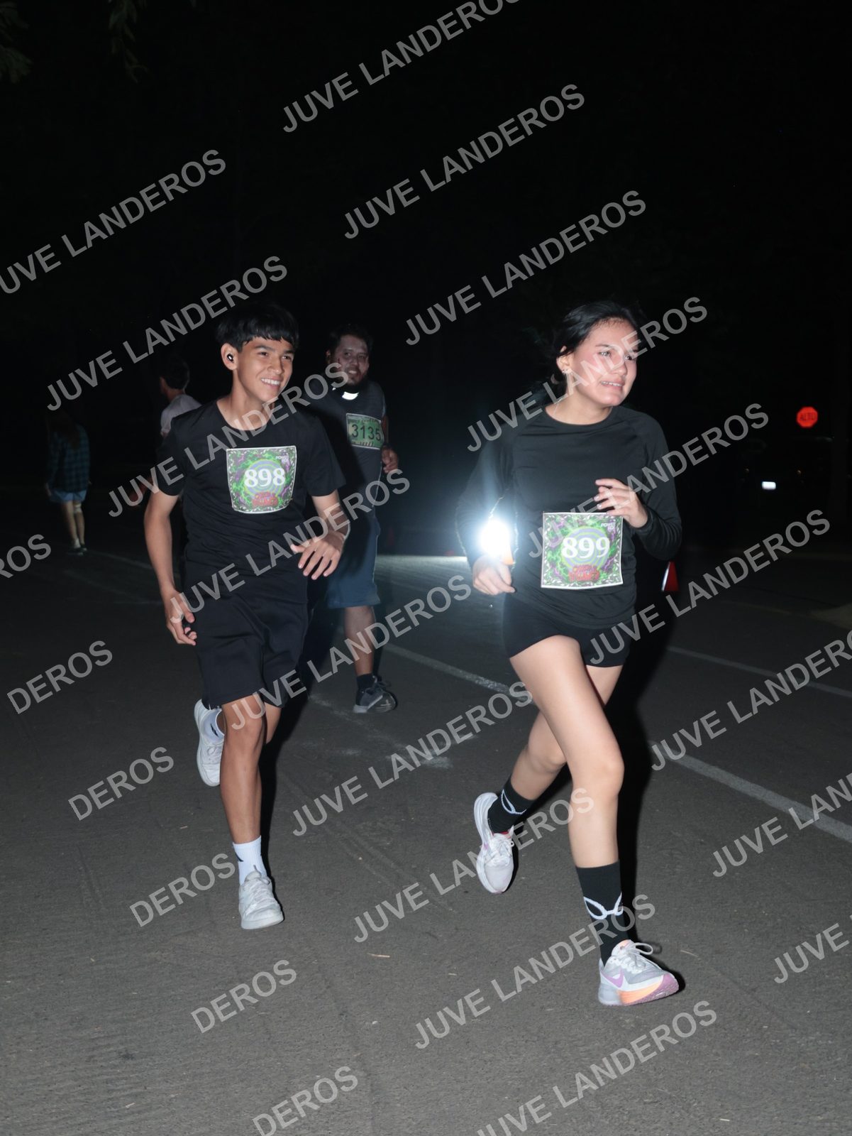 Foto de la Carrera Nocturna de Zombies Parque Metropolitano 2026 en Parque Metropolitano de Guadalajara, Zapopan, Jalisco a las 21:03 · dorsal 899, 898, 3135