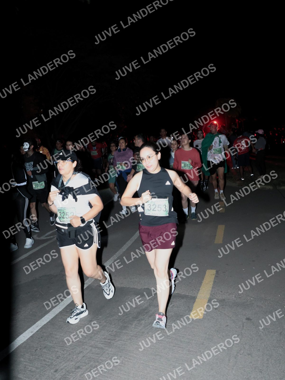 Foto de la Carrera Nocturna de Zombies Parque Metropolitano 2026 en Parque Metropolitano de Guadalajara, Zapopan, Jalisco a las 20:16 · dorsal 3253, 852, 3252, 120