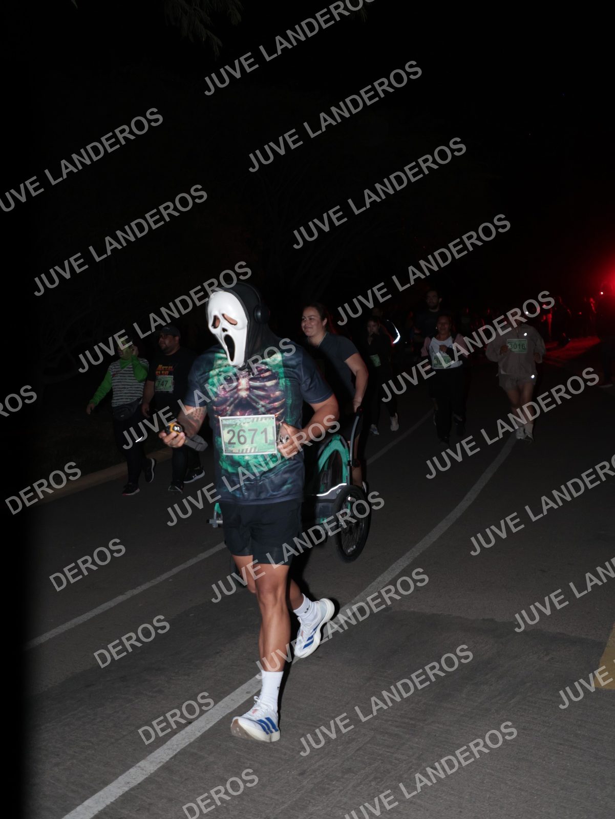 Foto de la Carrera Nocturna de Zombies Parque Metropolitano 2026 en Parque Metropolitano de Guadalajara, Zapopan, Jalisco a las 20:17 · dorsal 3016, 2671, 47