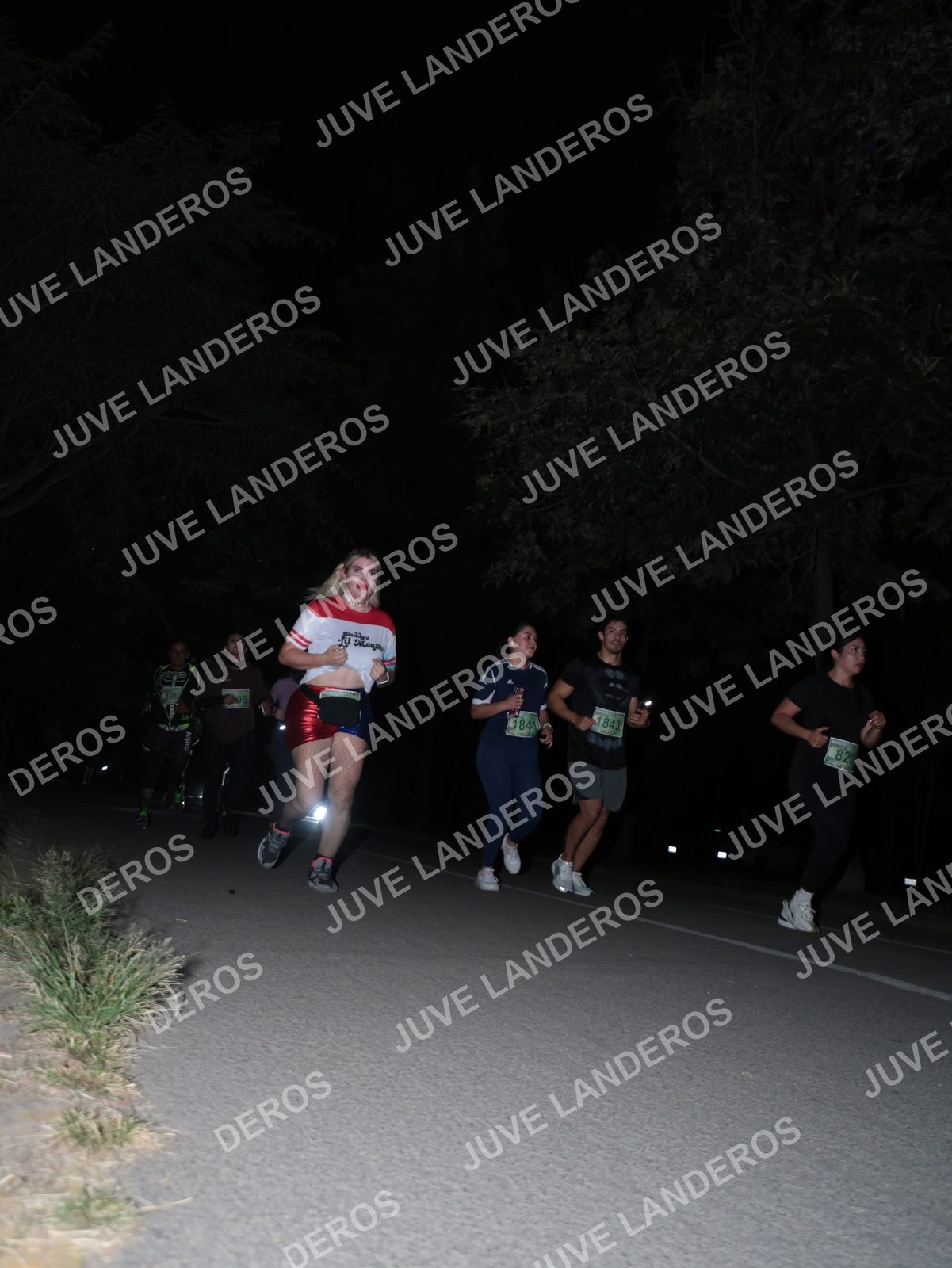 Foto de la Carrera Nocturna de Zombies Parque Metropolitano 2026 en Parque Metropolitano de Guadalajara, Zapopan, Jalisco a las 20:56 · dorsal 82, 844, 1843