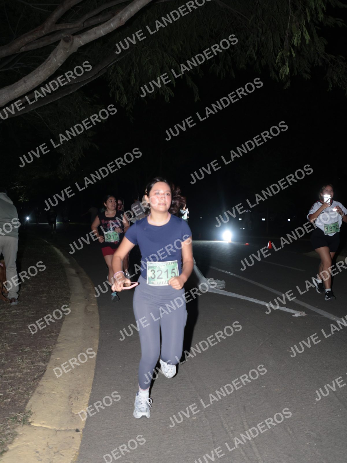 Foto de la Carrera Nocturna de Zombies Parque Metropolitano 2026 en Parque Metropolitano de Guadalajara, Zapopan, Jalisco a las 20:58 · dorsal 3217, 3215, 1872