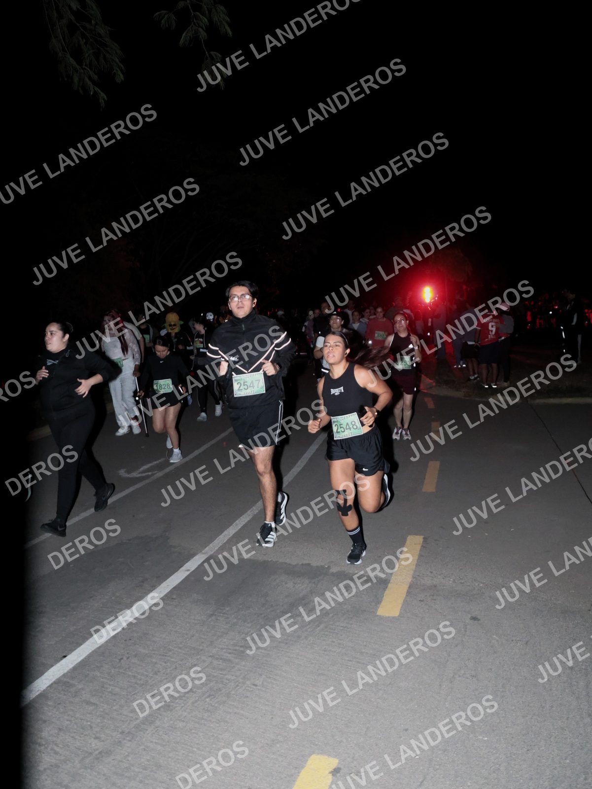 Foto de la Carrera Nocturna de Zombies Parque Metropolitano 2026 en Parque Metropolitano de Guadalajara, Zapopan, Jalisco a las 20:16 · dorsal 2548, 2547, 828