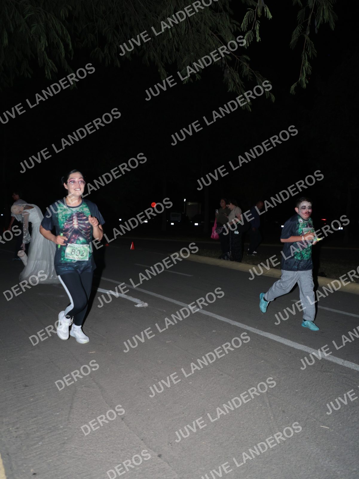 Foto de la Carrera Nocturna de Zombies Parque Metropolitano 2026 en Parque Metropolitano de Guadalajara, Zapopan, Jalisco a las 20:59 · dorsal 892